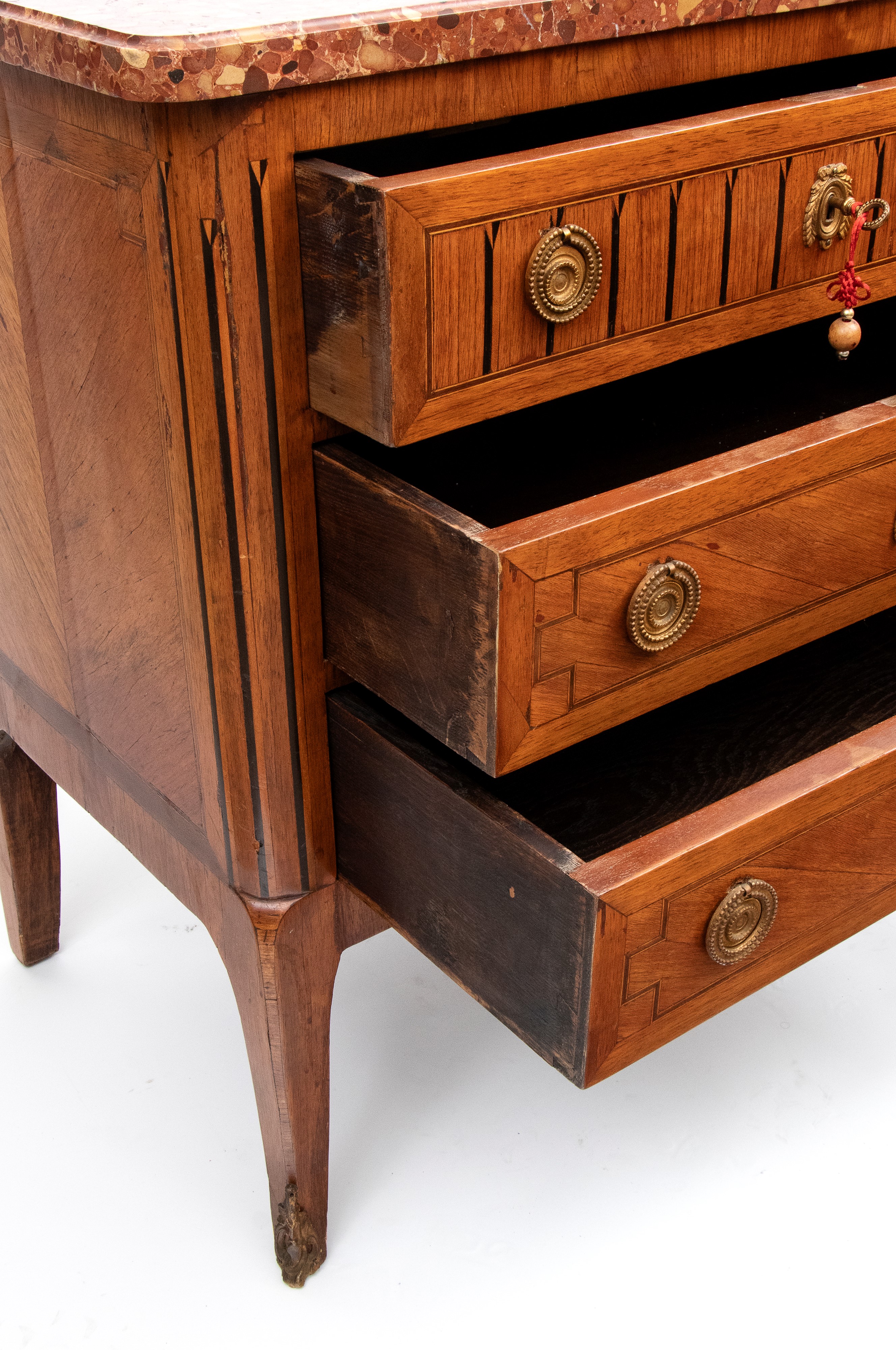 Comò in stile Luigi XVI