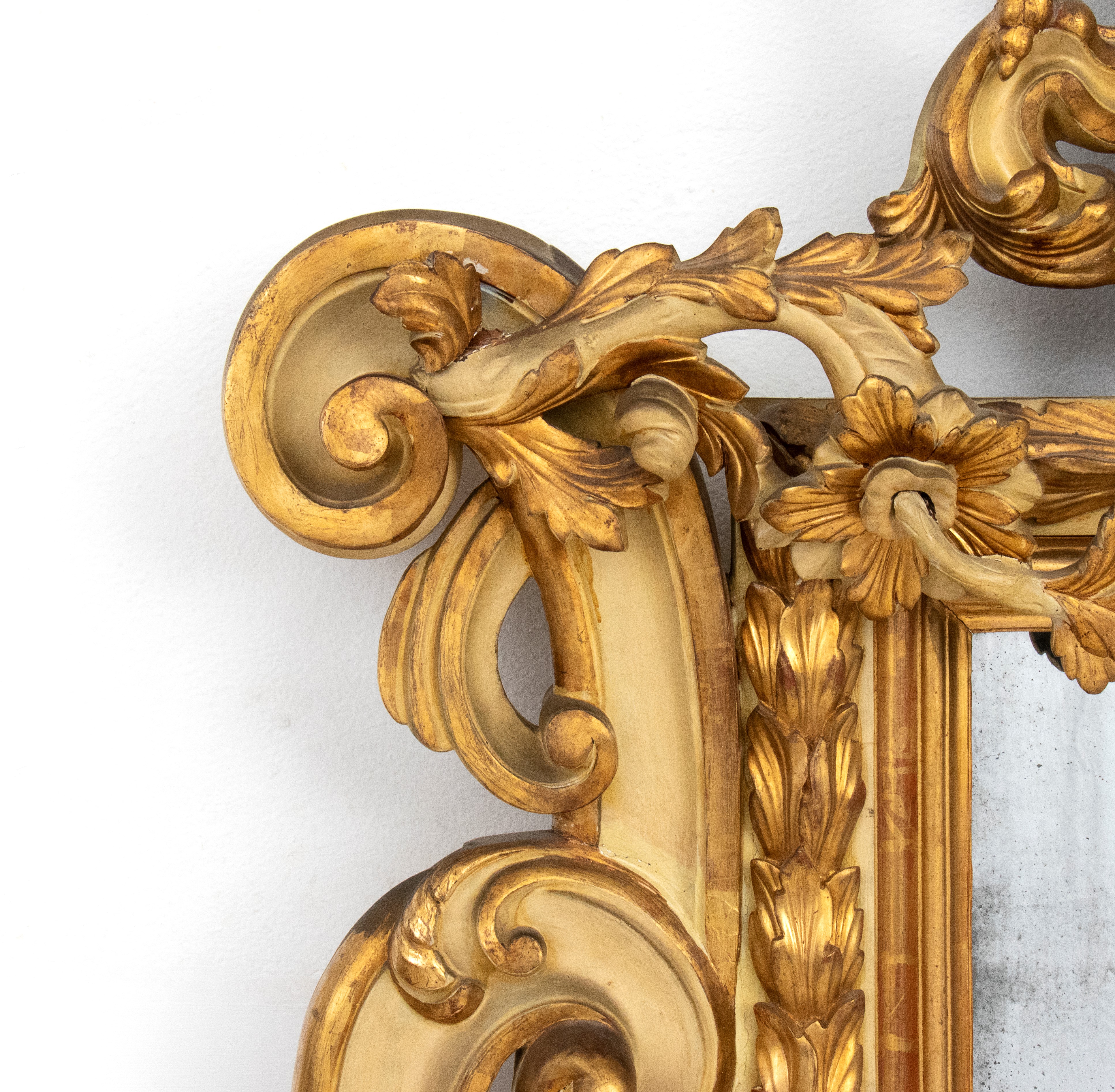 Specchiera italiana dorata e laccata