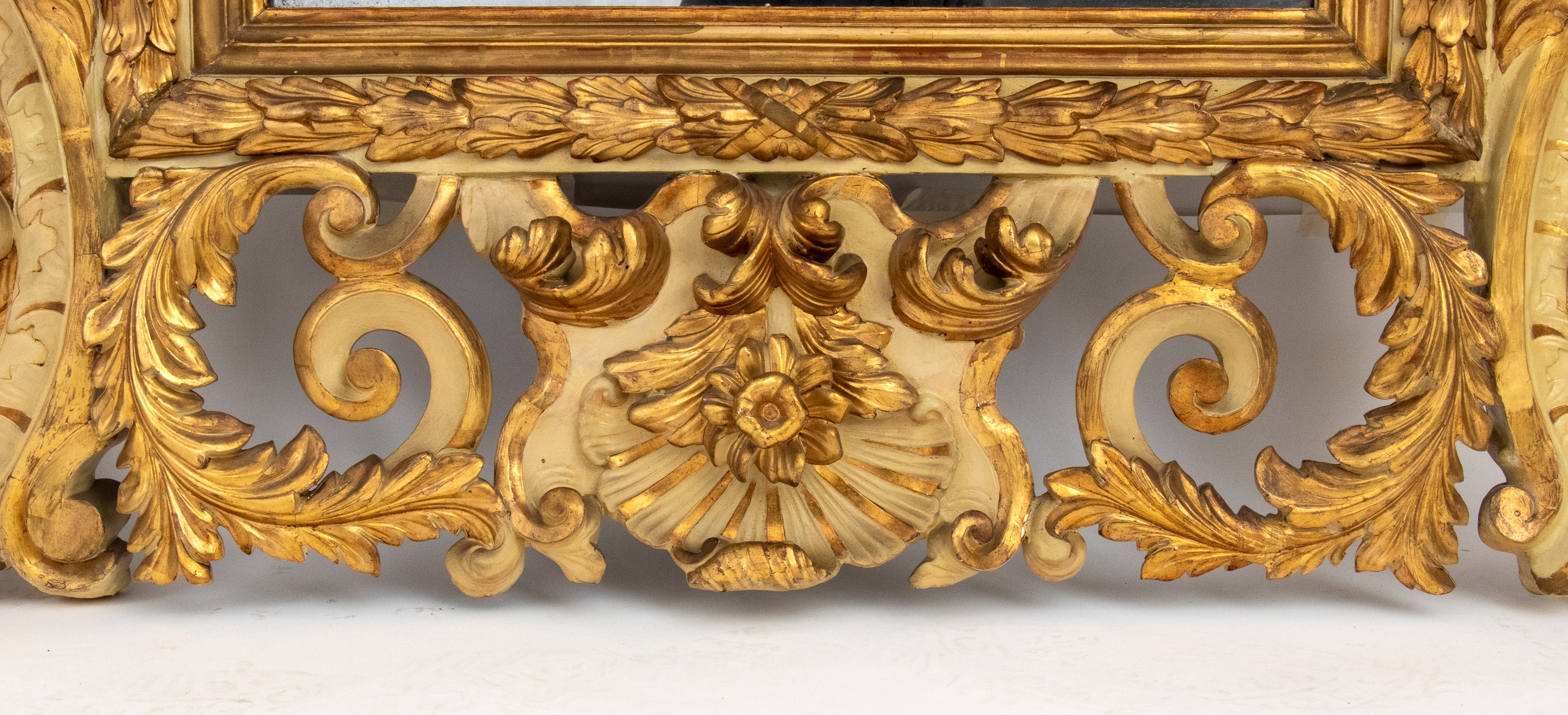 Specchiera italiana dorata e laccata