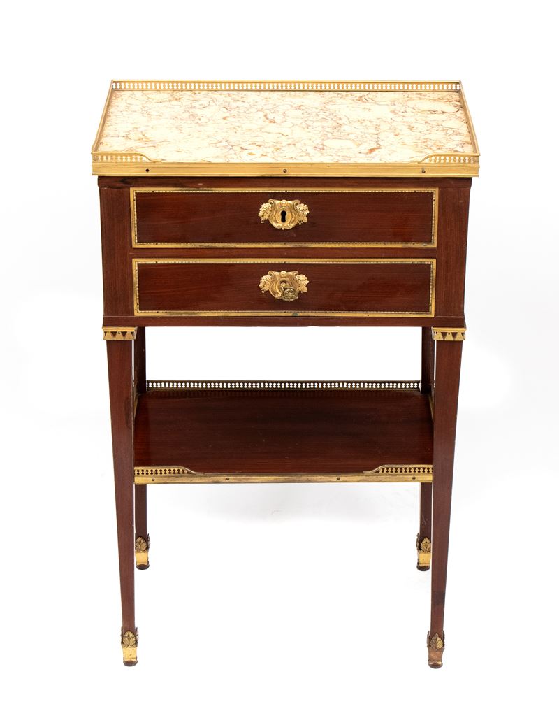 Mobile Luigi XVI, comodino in mogano con piano in marmo bianco e bronzi dorati, Francia XIX secol...