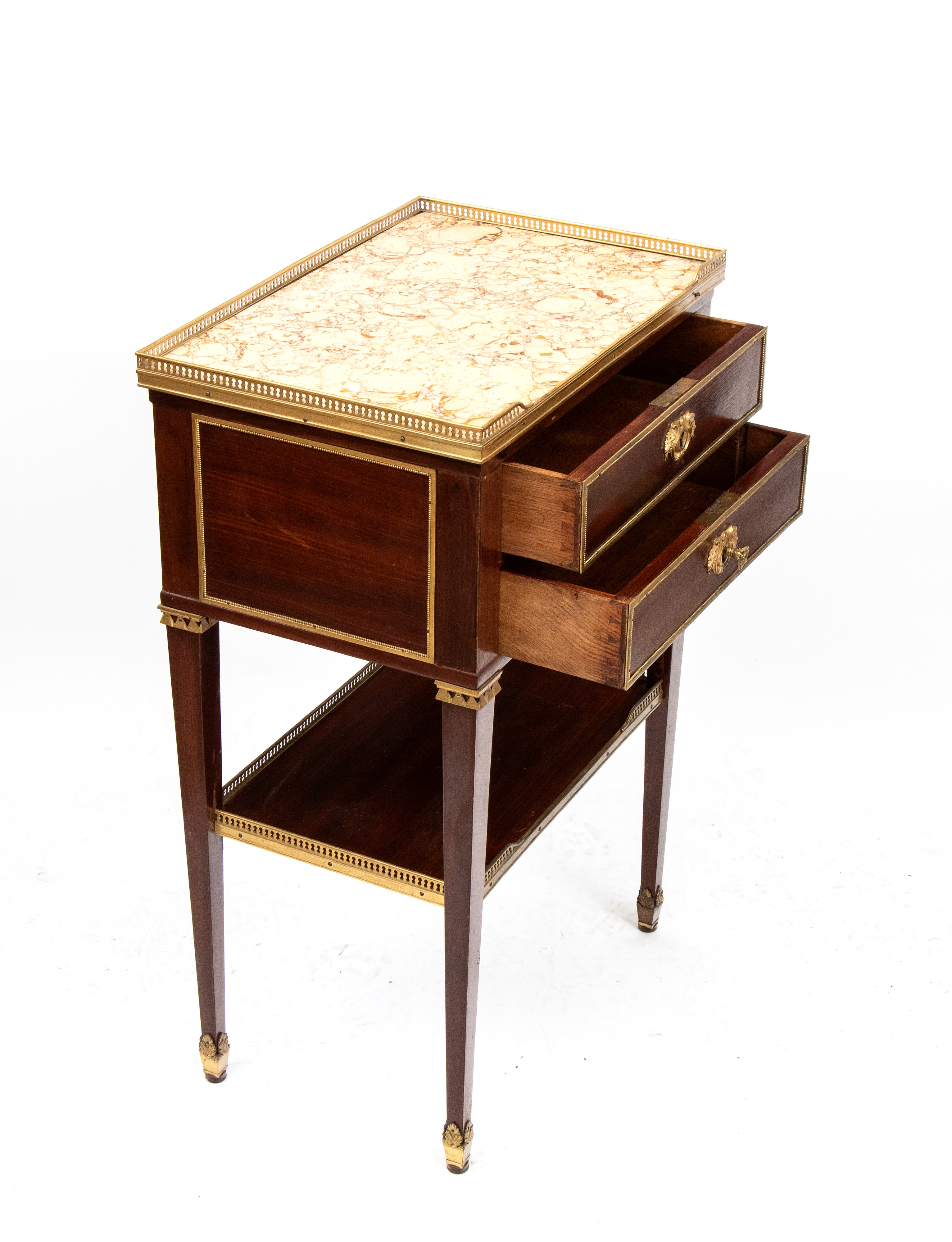 Mobile Luigi XVI, comodino in mogano con piano in marmo bianco e bronzi dorati, Francia XIX secol...