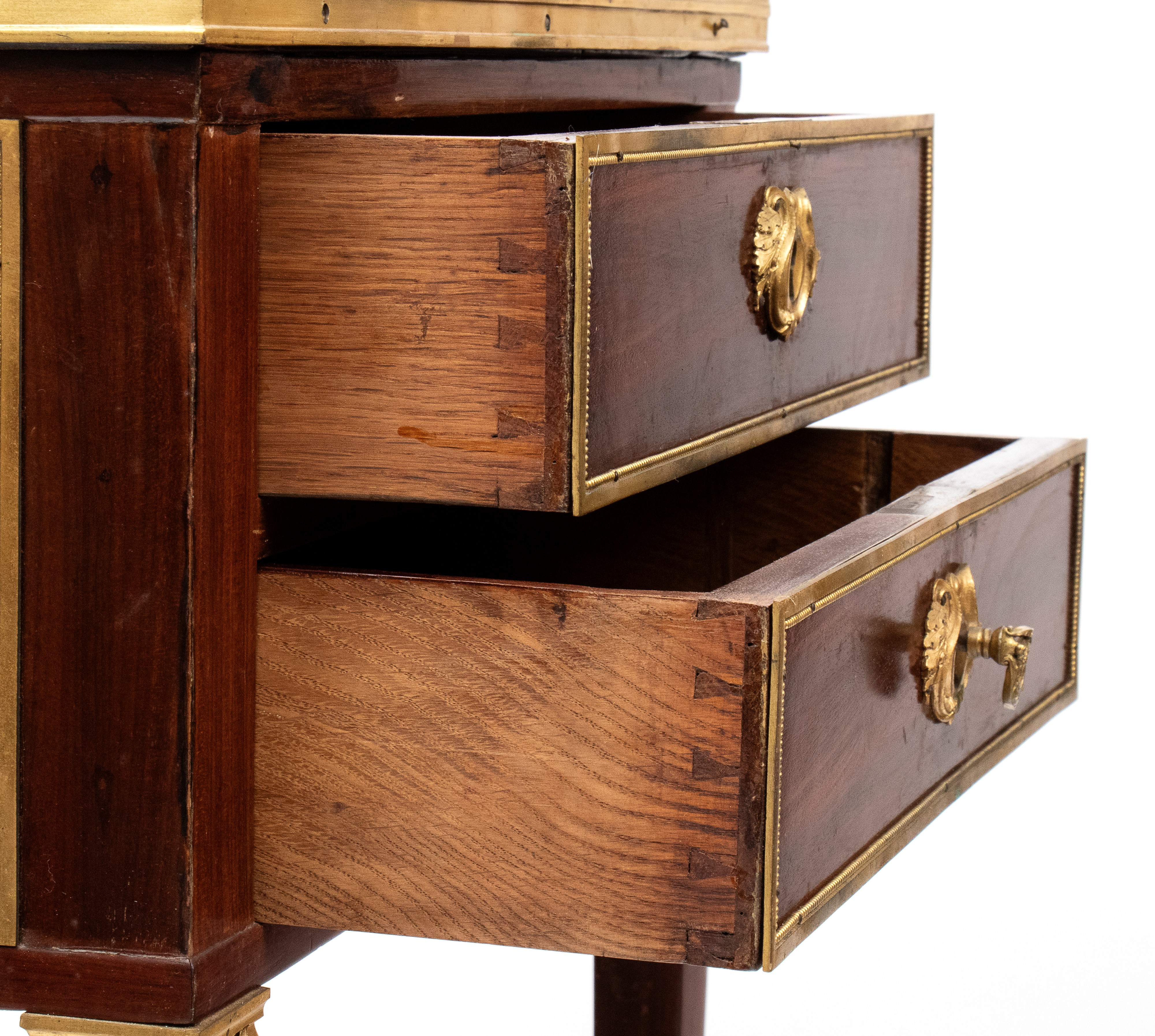 Mobile Luigi XVI, comodino in mogano con piano in marmo bianco e bronzi dorati, Francia XIX secol...