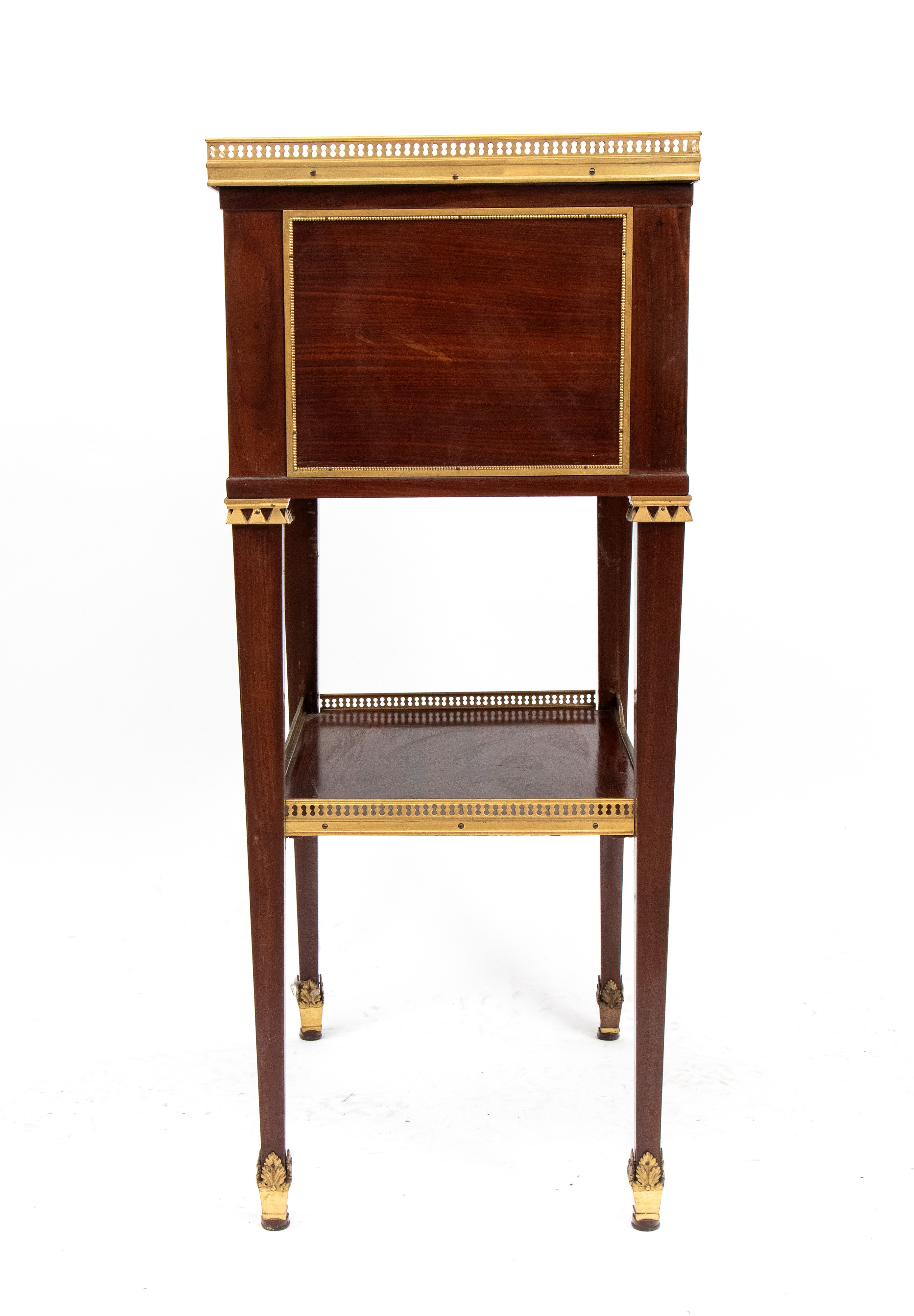 Mobile Luigi XVI, comodino in mogano con piano in marmo bianco e bronzi dorati, Francia XIX secol...