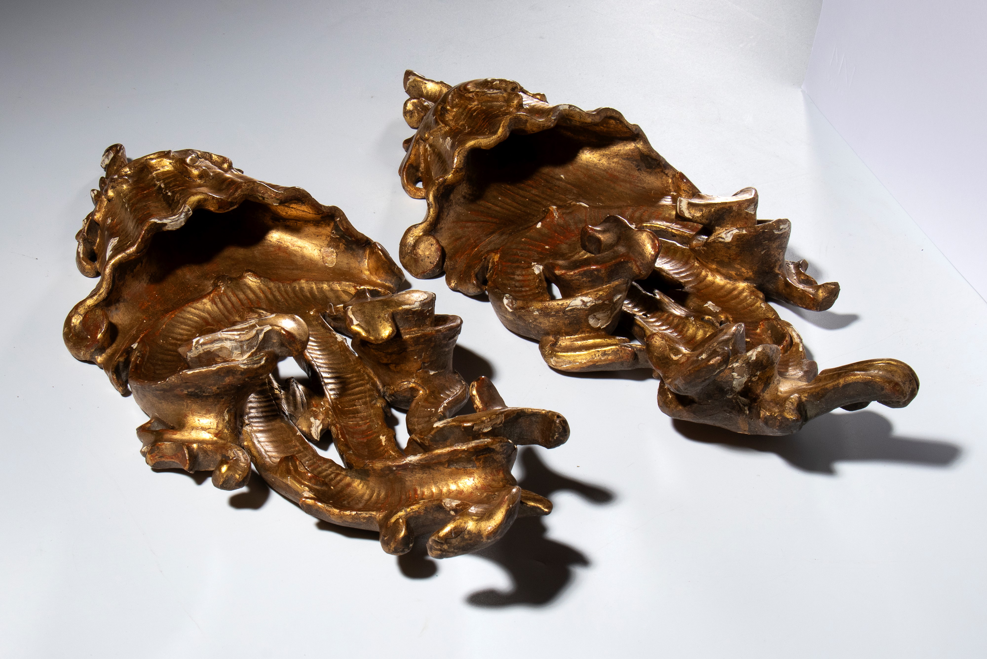 Coppia di acquasantiere da parete in legno dorato Luigi XVI