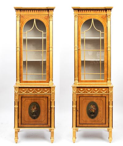 Coppia di vetrine dipinte, stile Adam, legno di satinwood, Irlanda, XVIII secolo