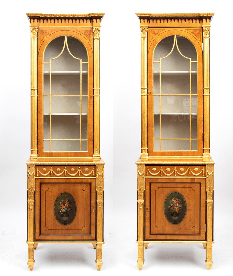 Coppia di vetrine dipinte, stile Adam, Irlanda, XVIII secolo