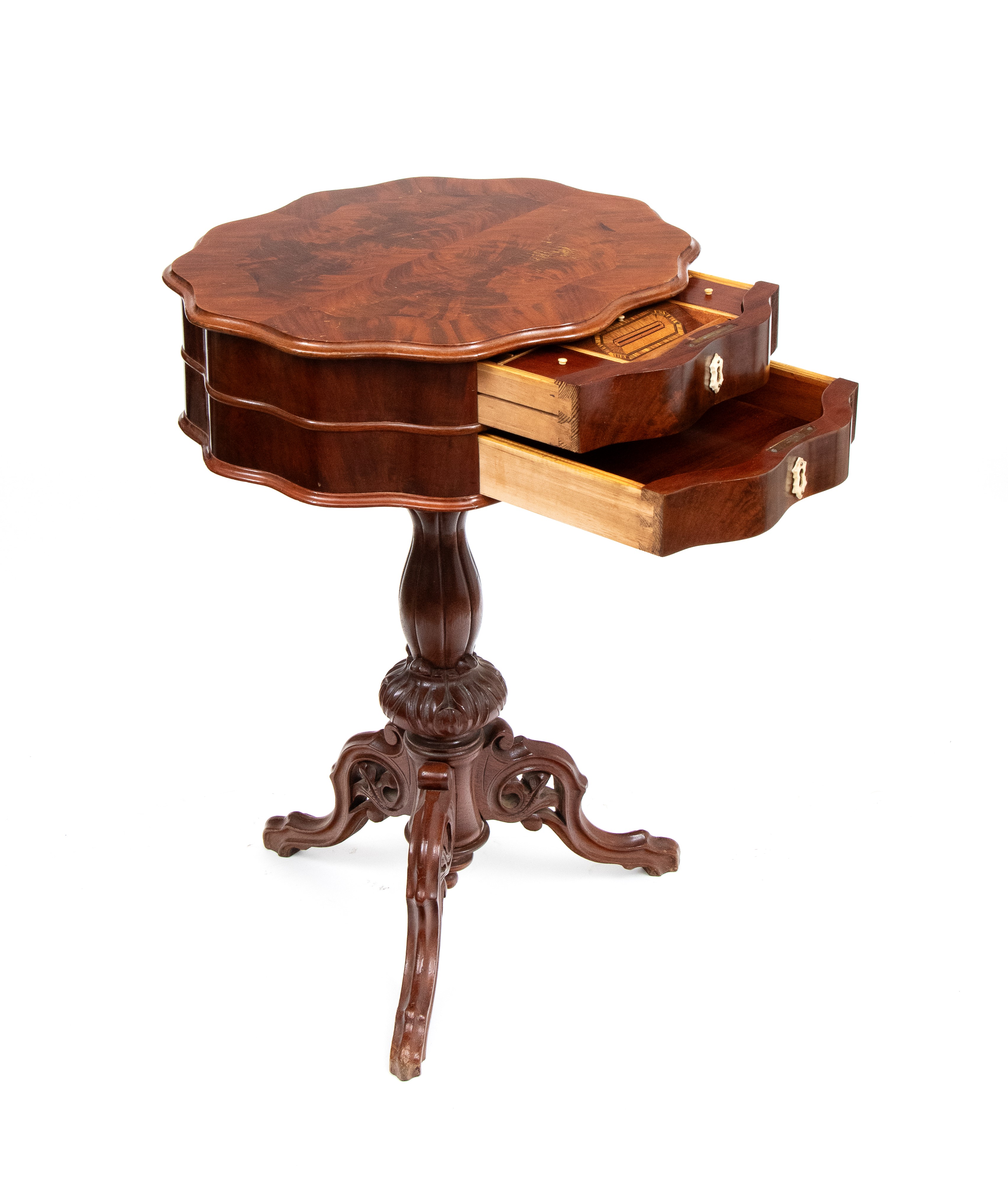 Tavolino portalavoro Biedermeier, sagomato a fiore in mogano e acero, fine XIX secolo
