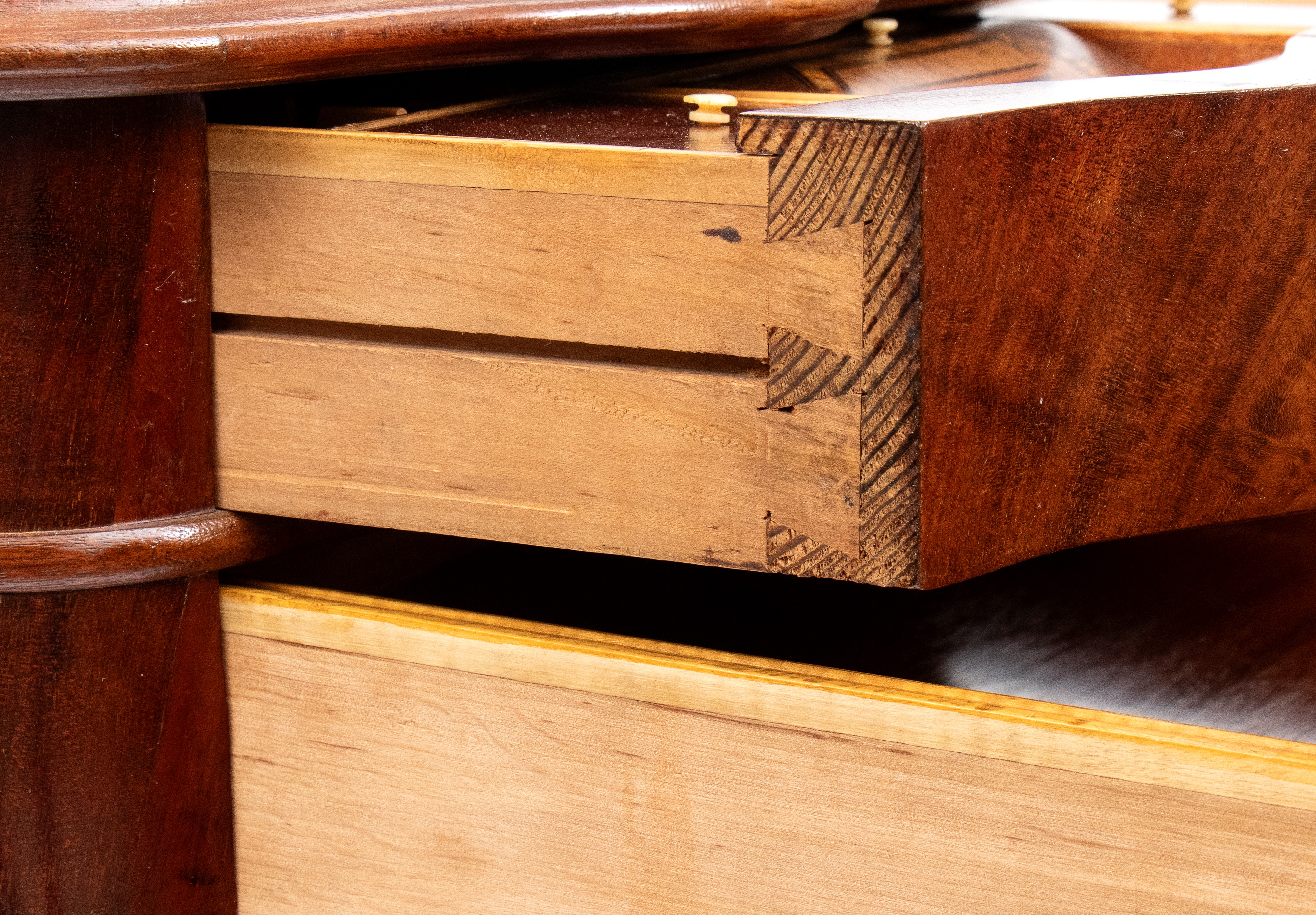 Tavolino portalavoro Biedermeier, sagomato a fiore in mogano e acero, fine XIX secolo