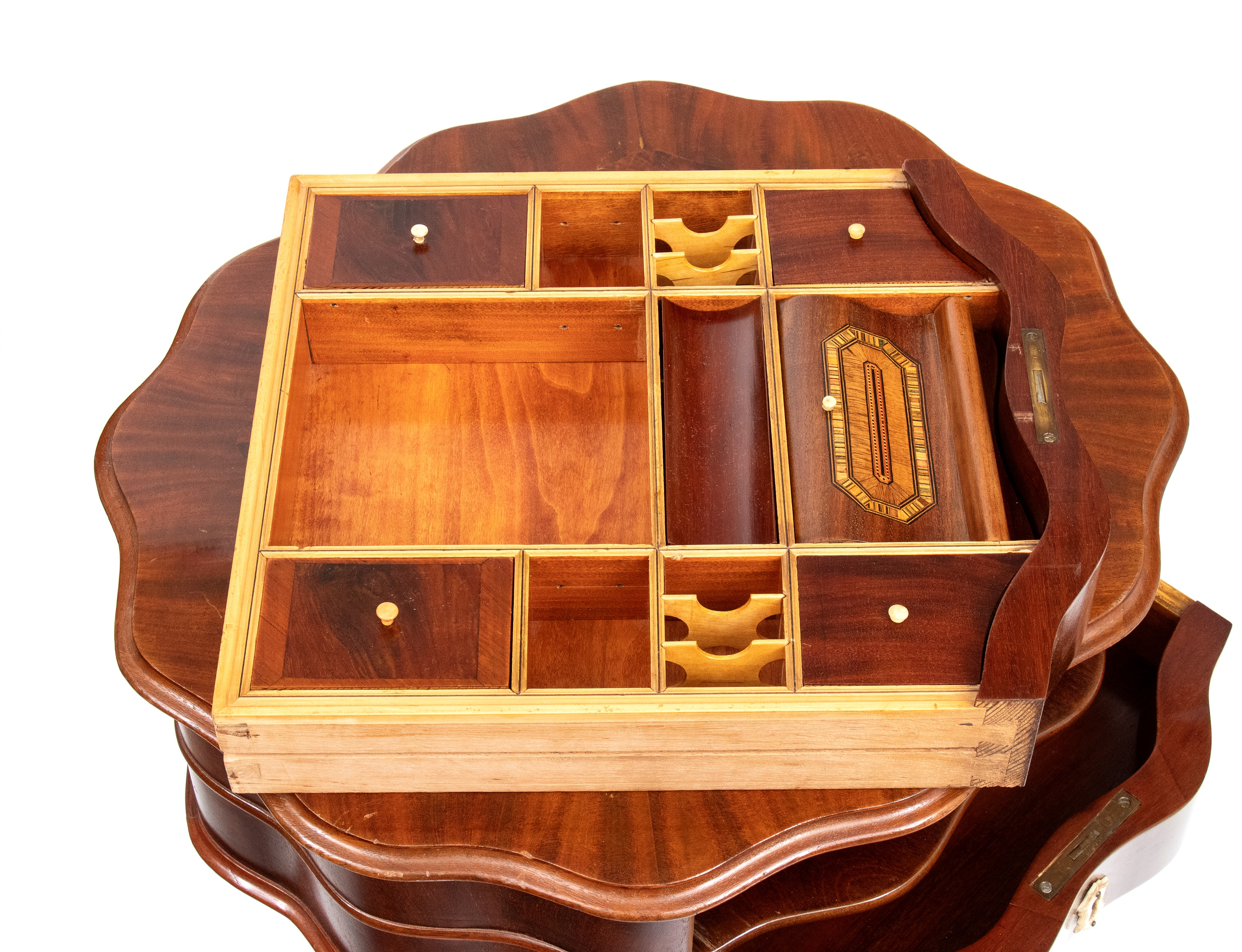 Tavolino portalavoro Biedermeier, sagomato a fiore in mogano e acero, fine XIX secolo