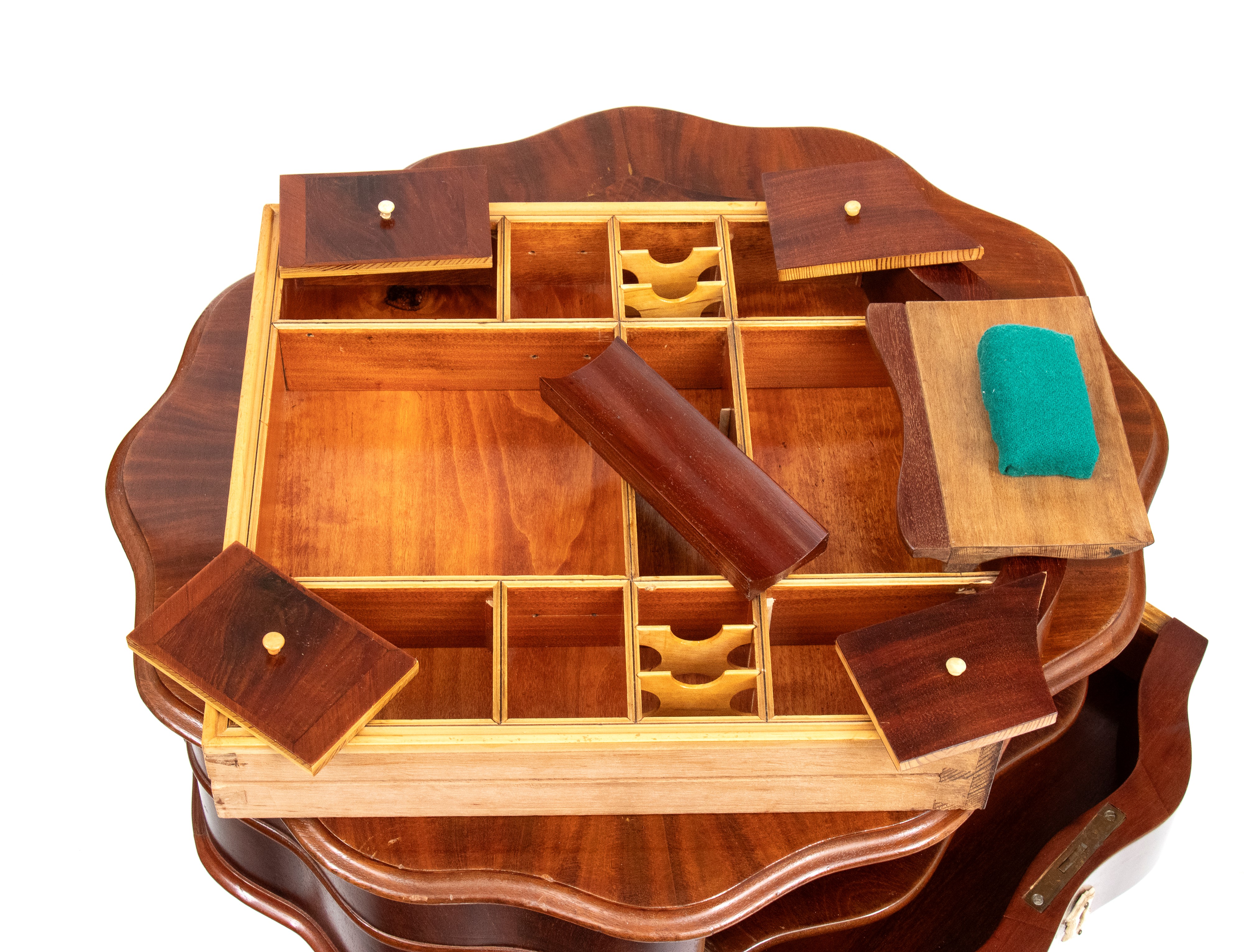 Tavolino portalavoro Biedermeier, sagomato a fiore in mogano e acero, fine XIX secolo
