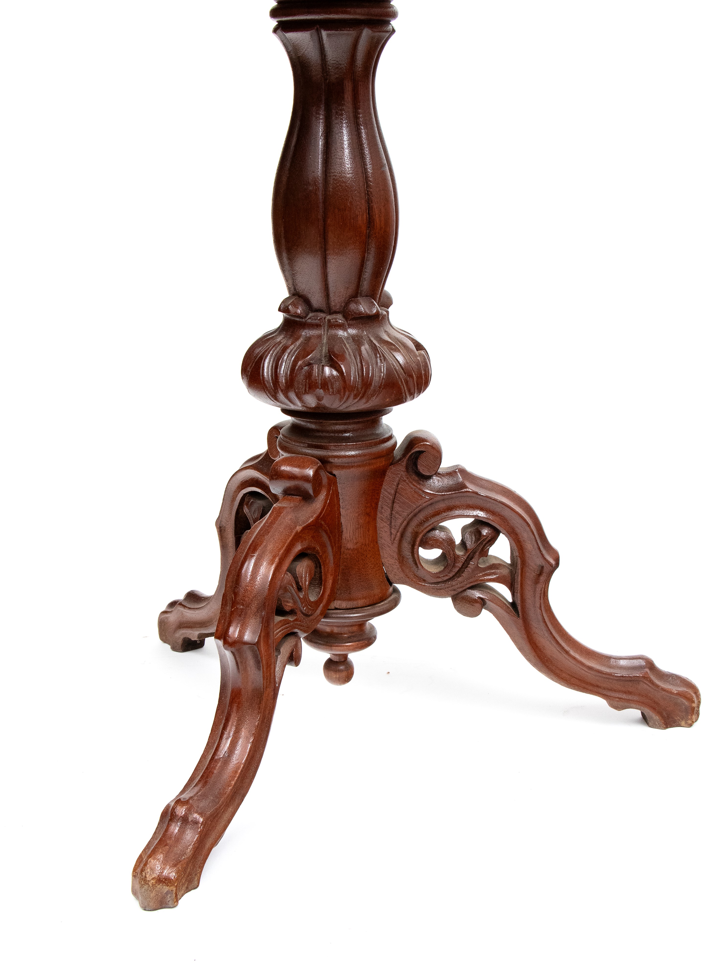 Tavolino portalavoro Biedermeier, sagomato a fiore in mogano e acero, fine XIX secolo