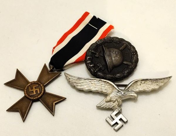 Lotto composto da KVK per meriti civili, un distintivo di ferita 1GM e di un aquila per tenuta estiva della Luftwaffe