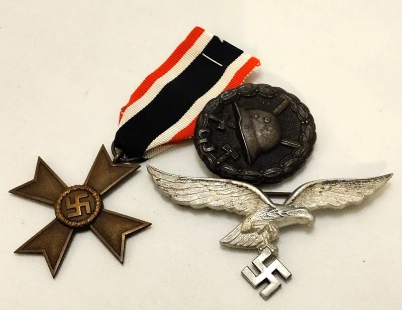 Lotto composto da KVK per meriti civili, un distintivo di ferita 1GM e di un aquila per tenuta es...