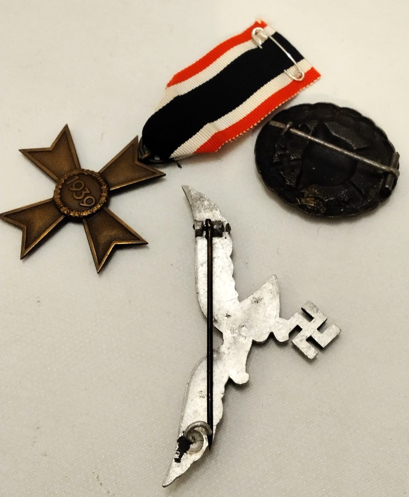 Lotto composto da KVK per meriti civili, un distintivo di ferita 1GM e di un aquila per tenuta es...