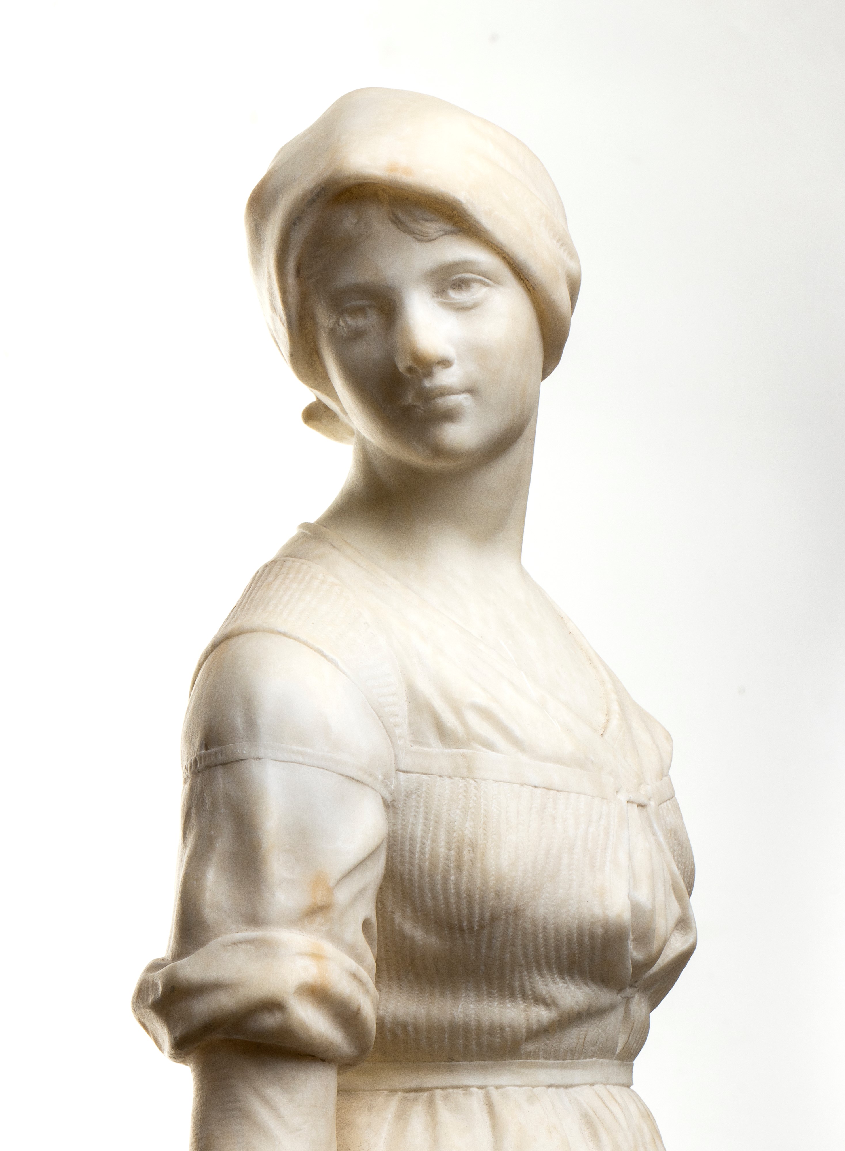 Scultura francese, donna stante con ceste di pesce, in alabastro, XIX secolo