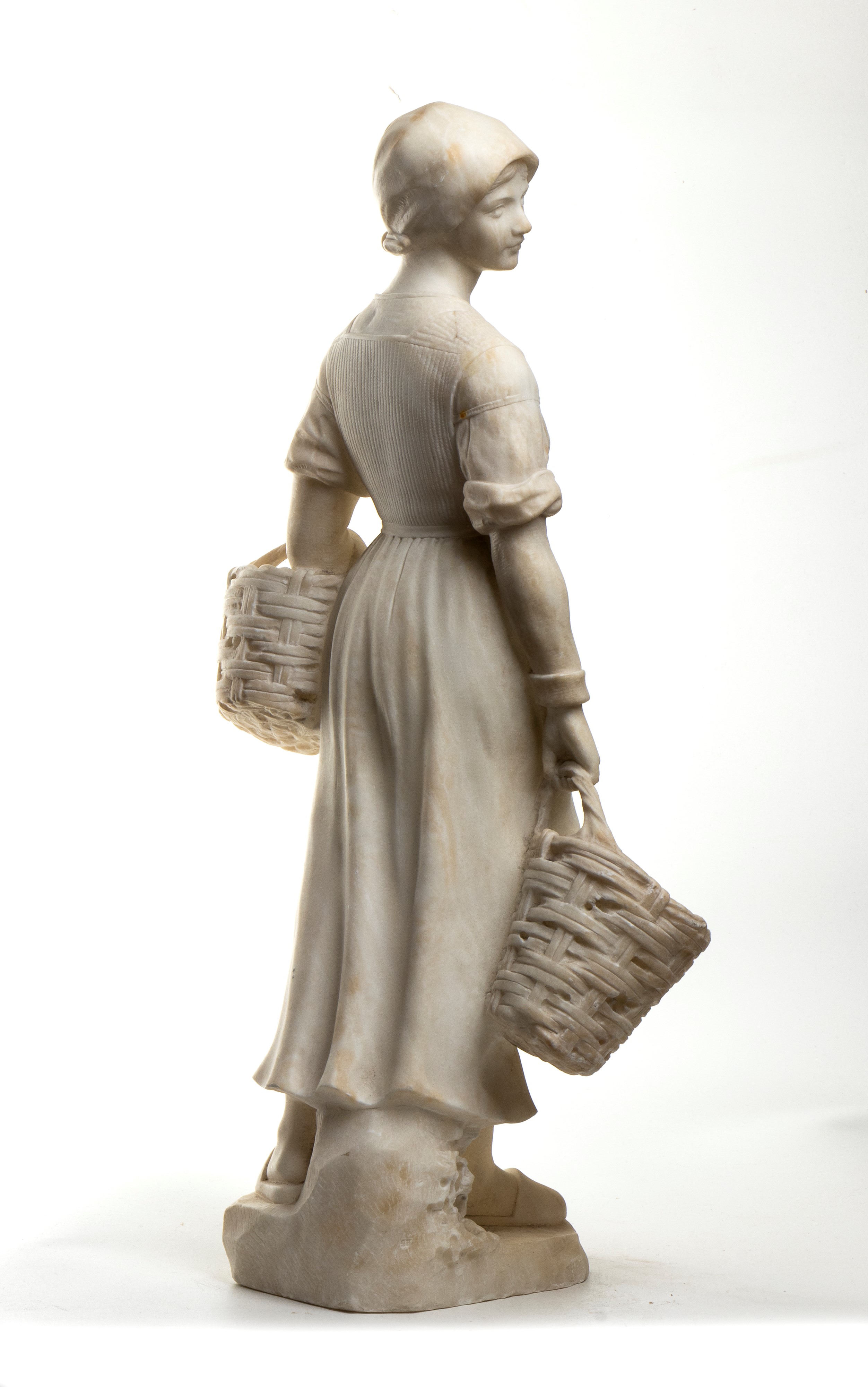 Scultura francese, donna stante con ceste di pesce, in alabastro, XIX secolo