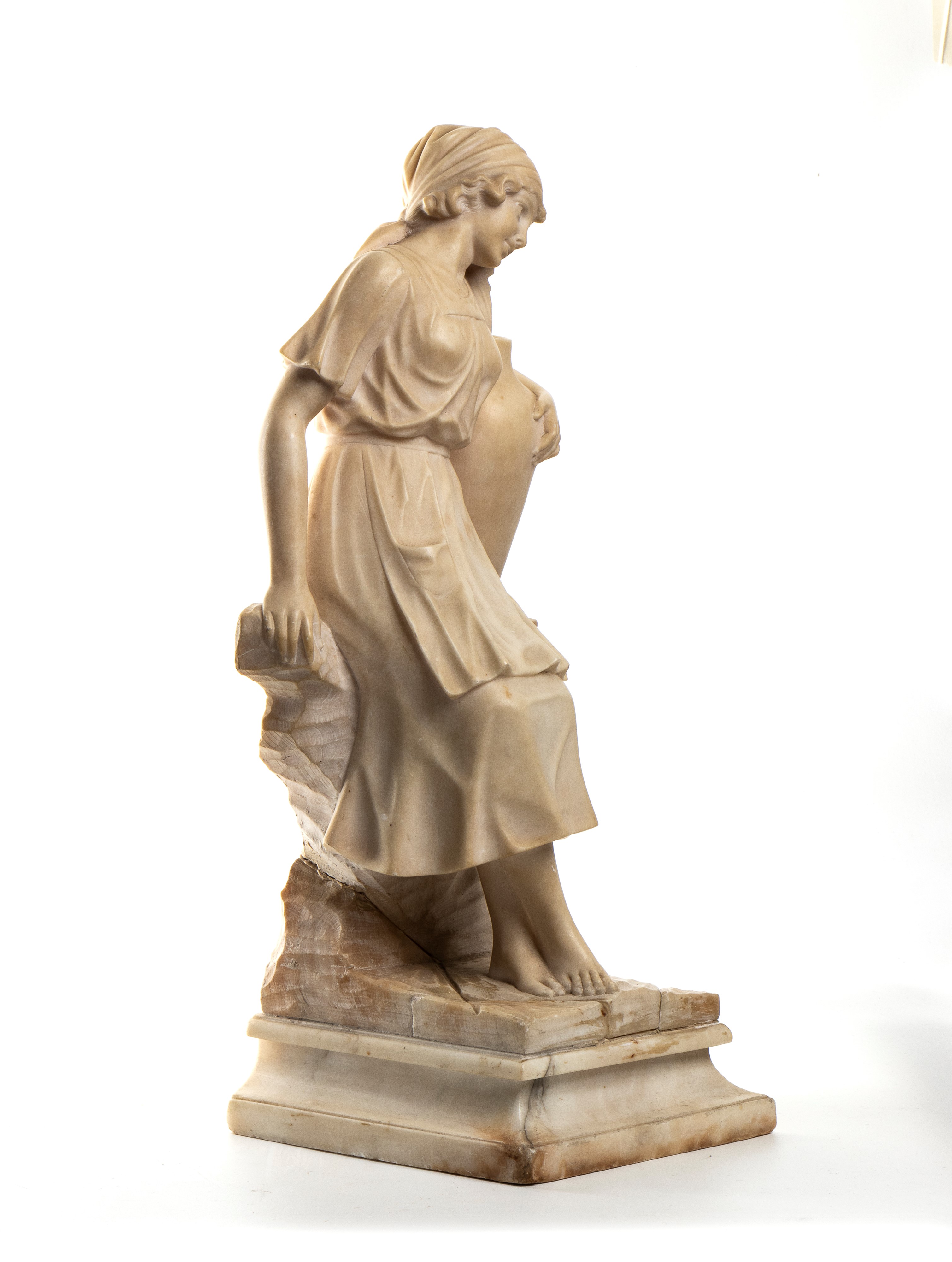Scultura francese, donna portatrice d’acqua in alabastro, XIX secolo