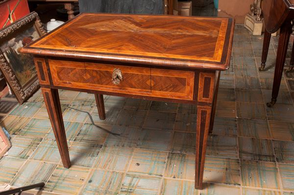 Scrivania in legno ad un cassetto