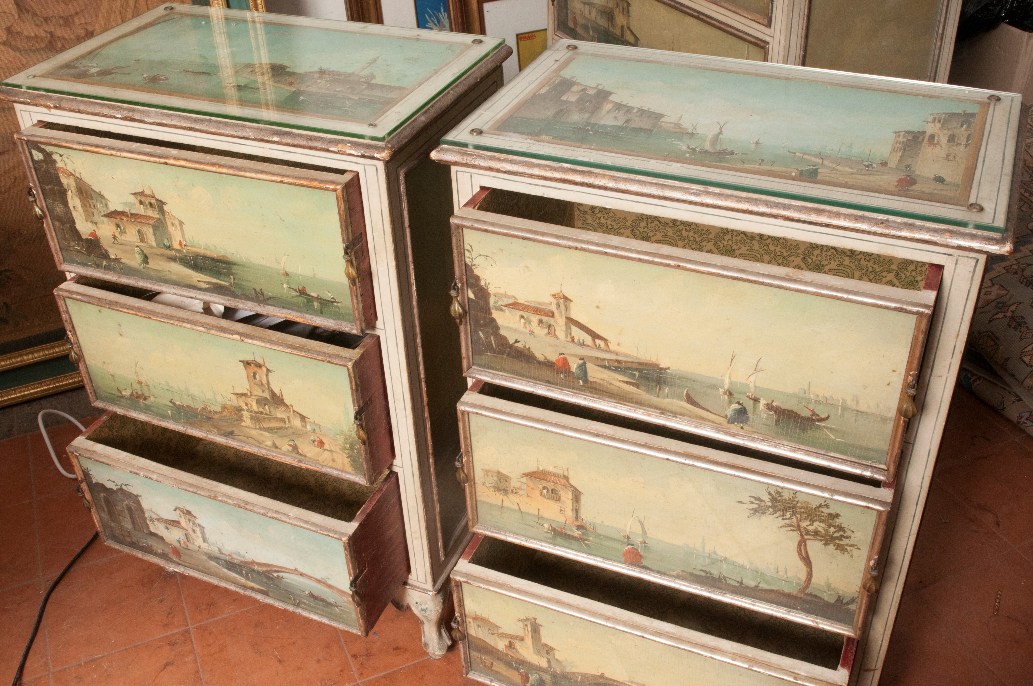 Coppia di comodini, vedute lagunari dipinte su legno laccato grigio-verde (XX secolo)