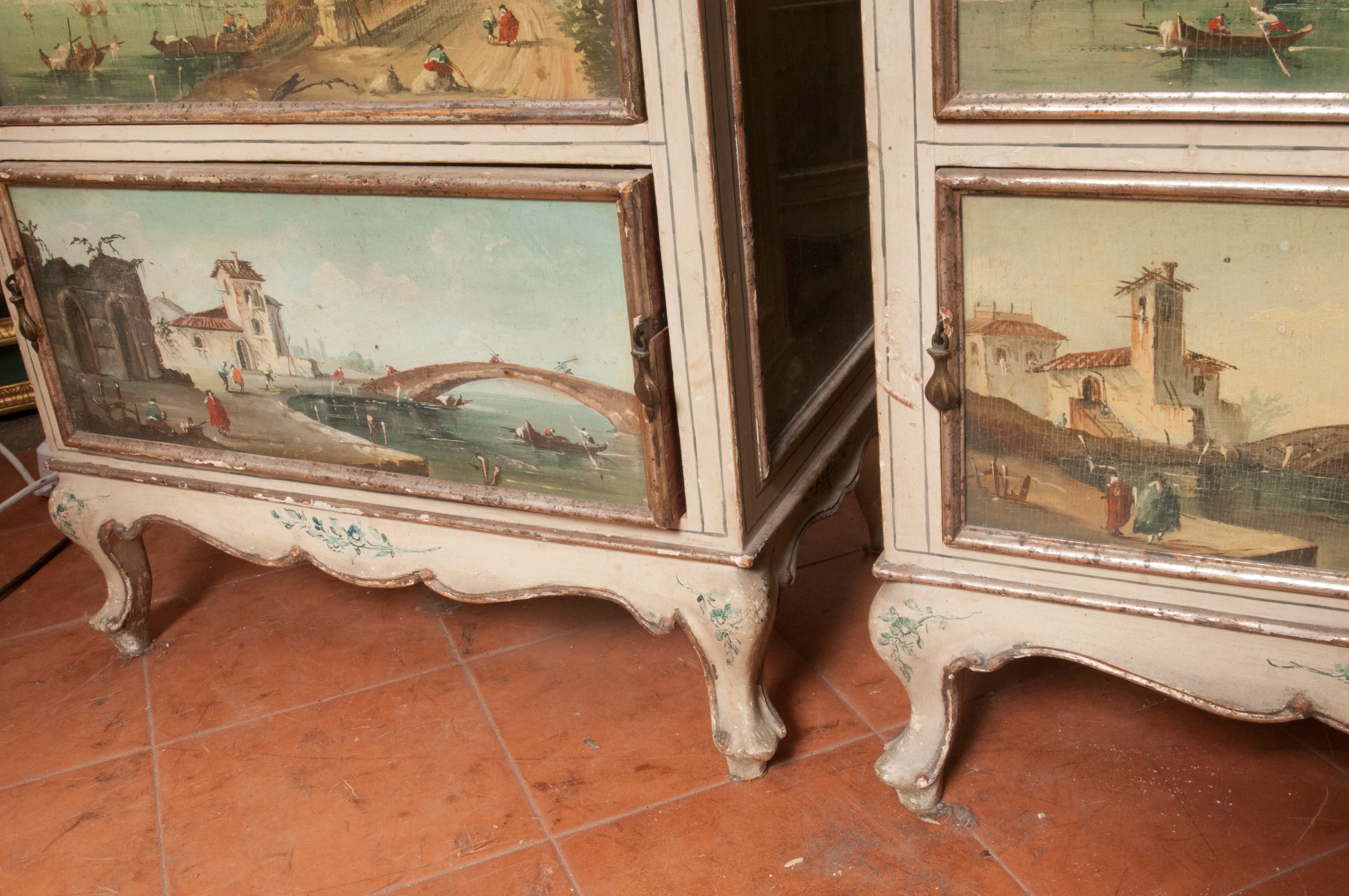 Coppia di comodini, vedute lagunari dipinte su legno laccato grigio-verde (XX secolo)