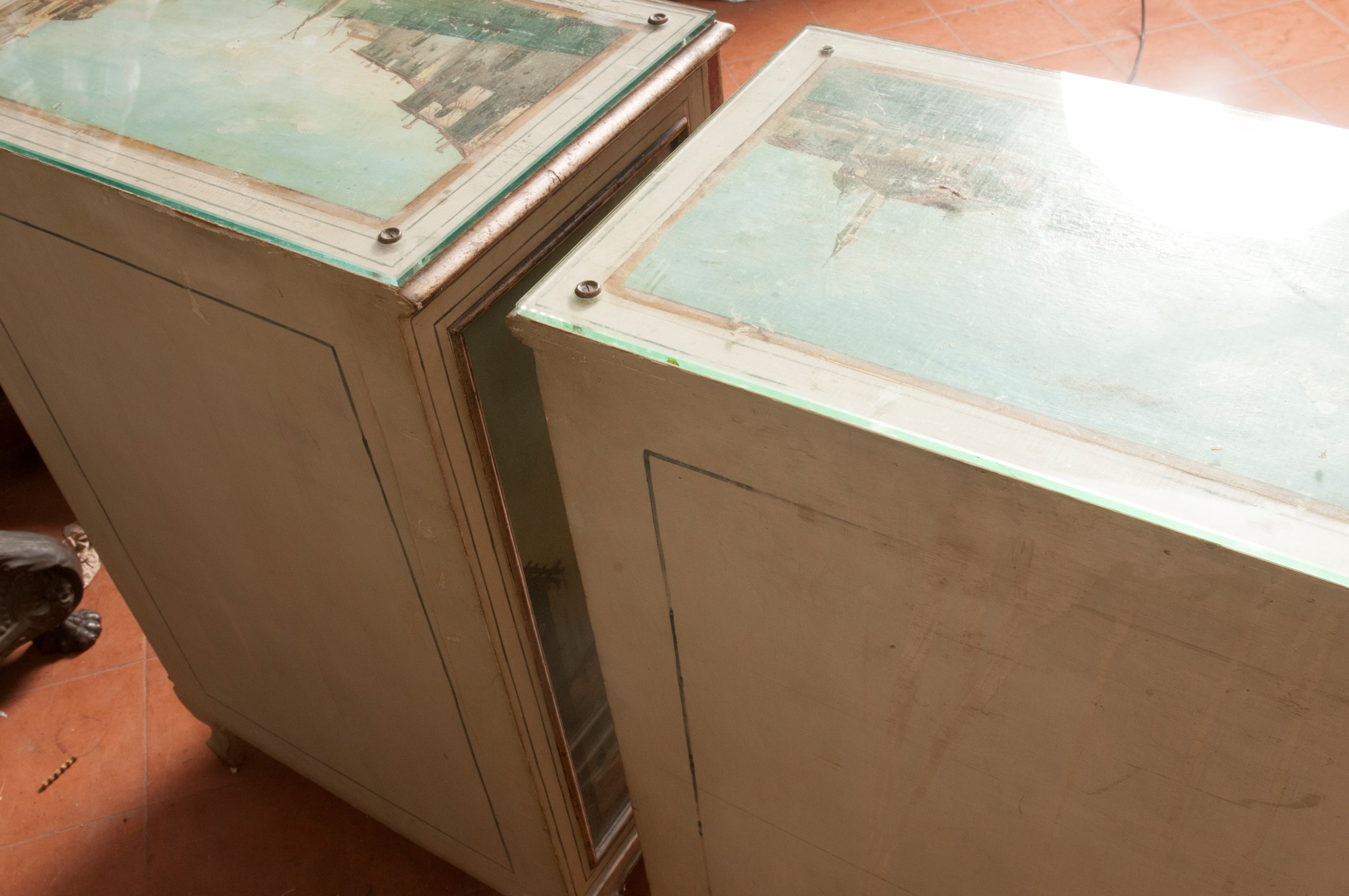 Coppia di comodini, vedute lagunari dipinte su legno laccato grigio-verde (XX secolo)