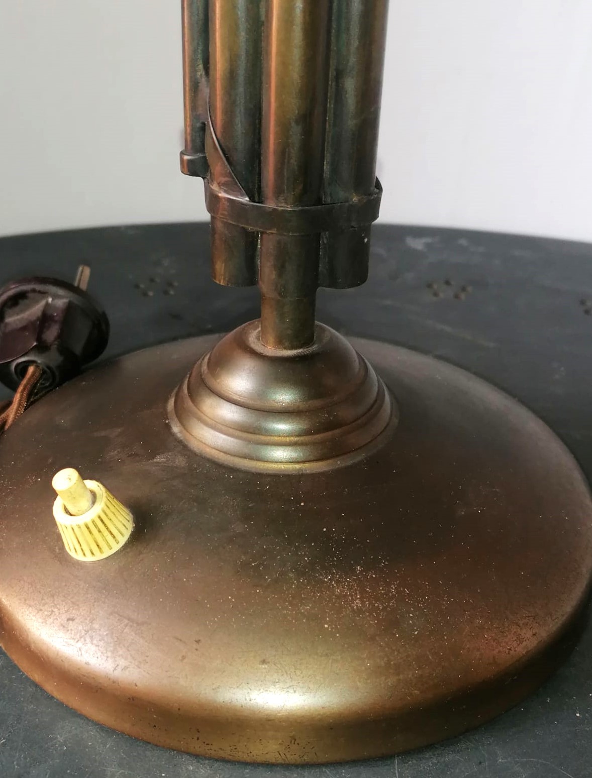 Lampada a forma di fascio littorio, metallo brunito