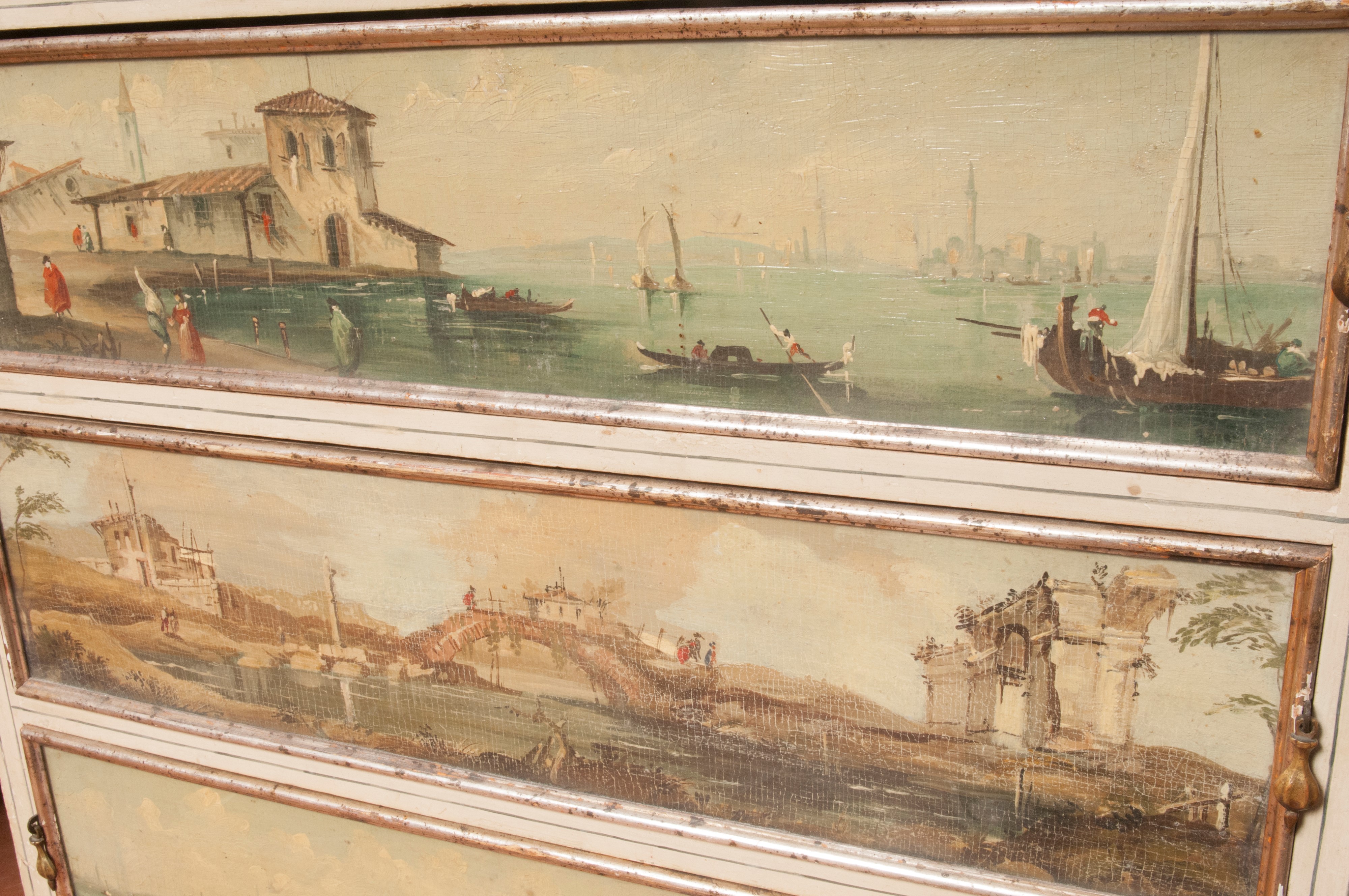 Cassettone a quattro cassetti, laccato grigio-verde con vedute lagunari di Venezia