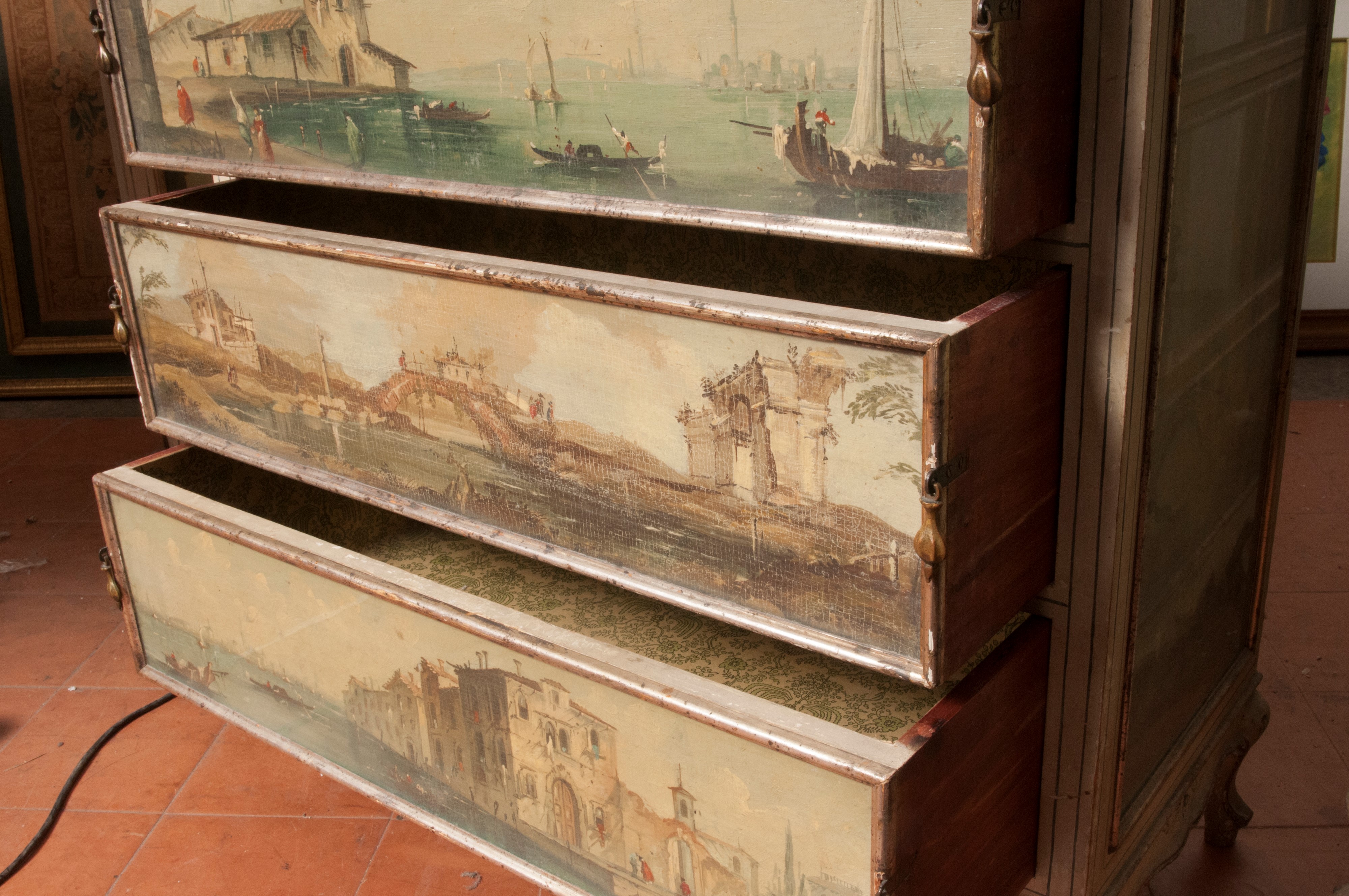 Cassettone a quattro cassetti, laccato grigio-verde con vedute lagunari di Venezia