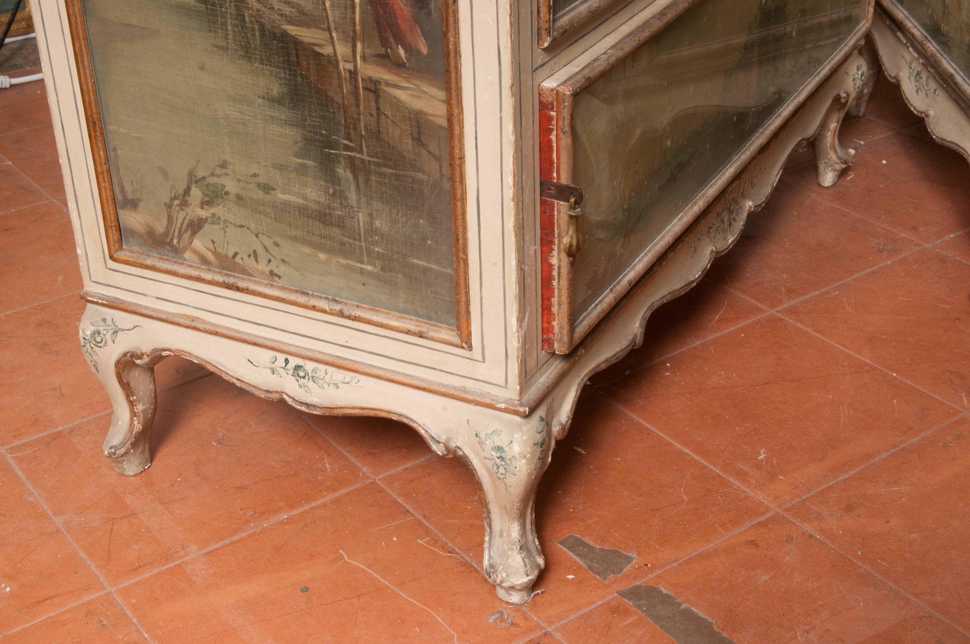 Cassettone a quattro cassetti, laccato grigio-verde con vedute lagunari di Venezia