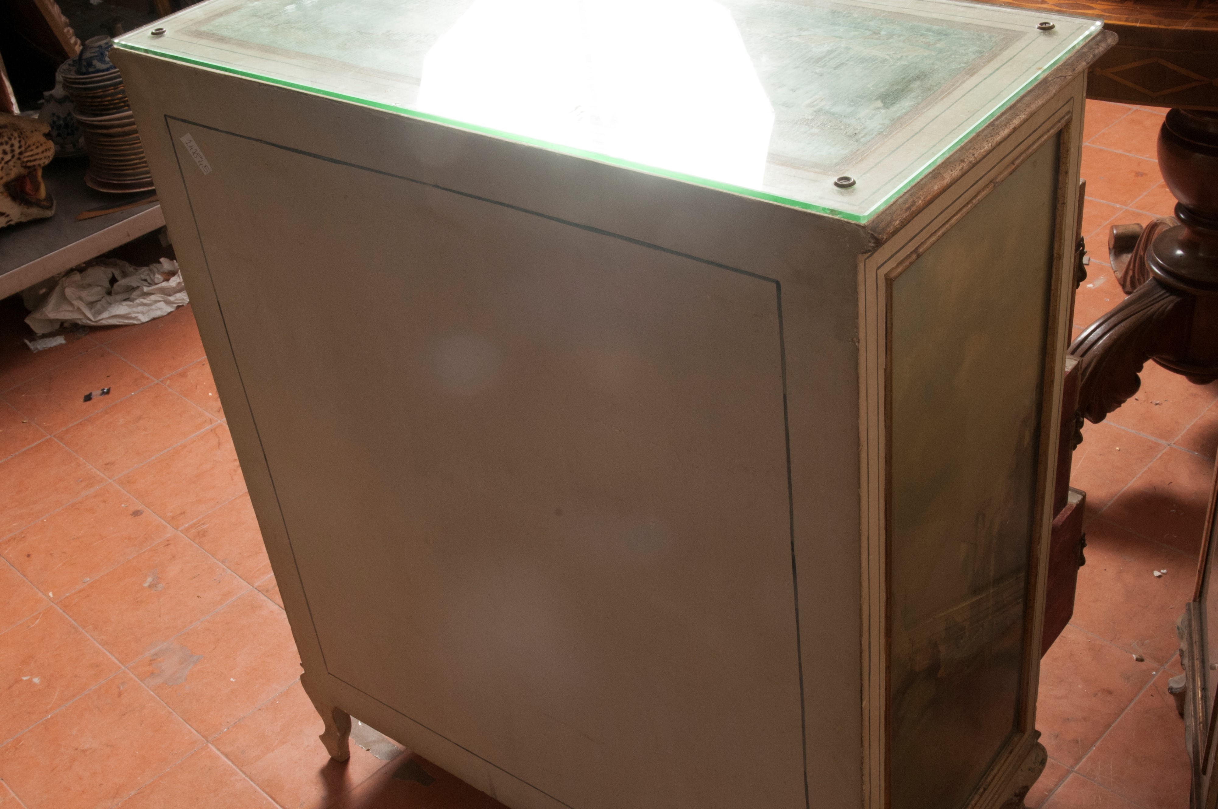 Cassettone a quattro cassetti, laccato grigio-verde con vedute lagunari di Venezia