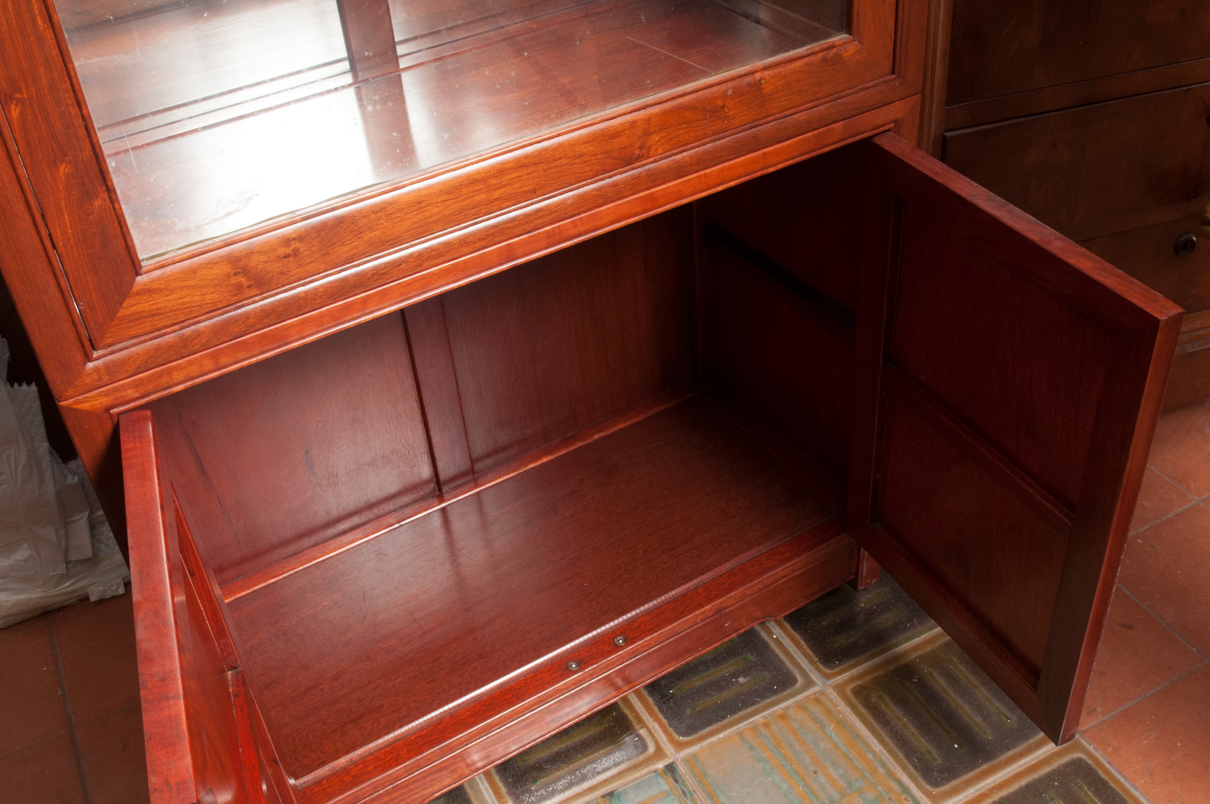 Credenza in Legno e Vetro,