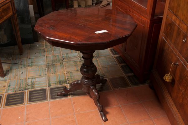 Tavolo gueridon  in legno