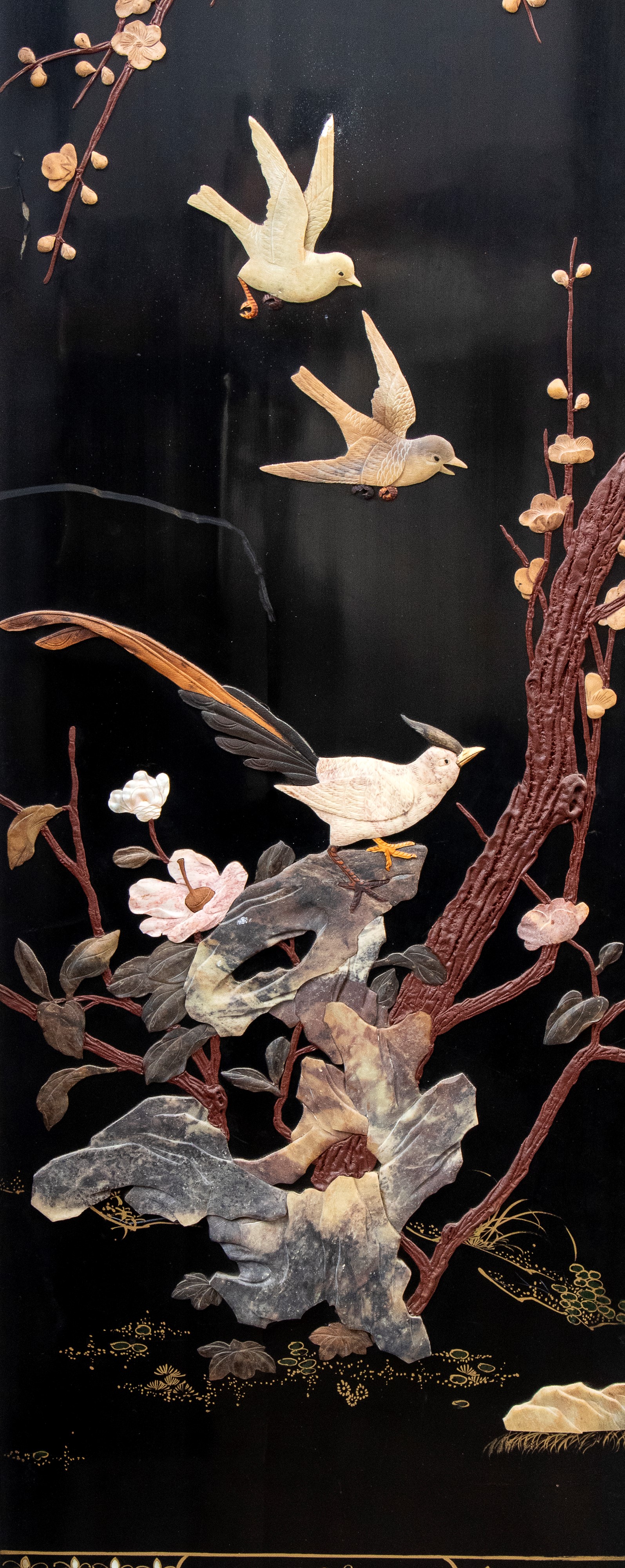 Paravento orientale, legno laccato nero con decorazioni in pietre dure e madreperla, XX secolo
