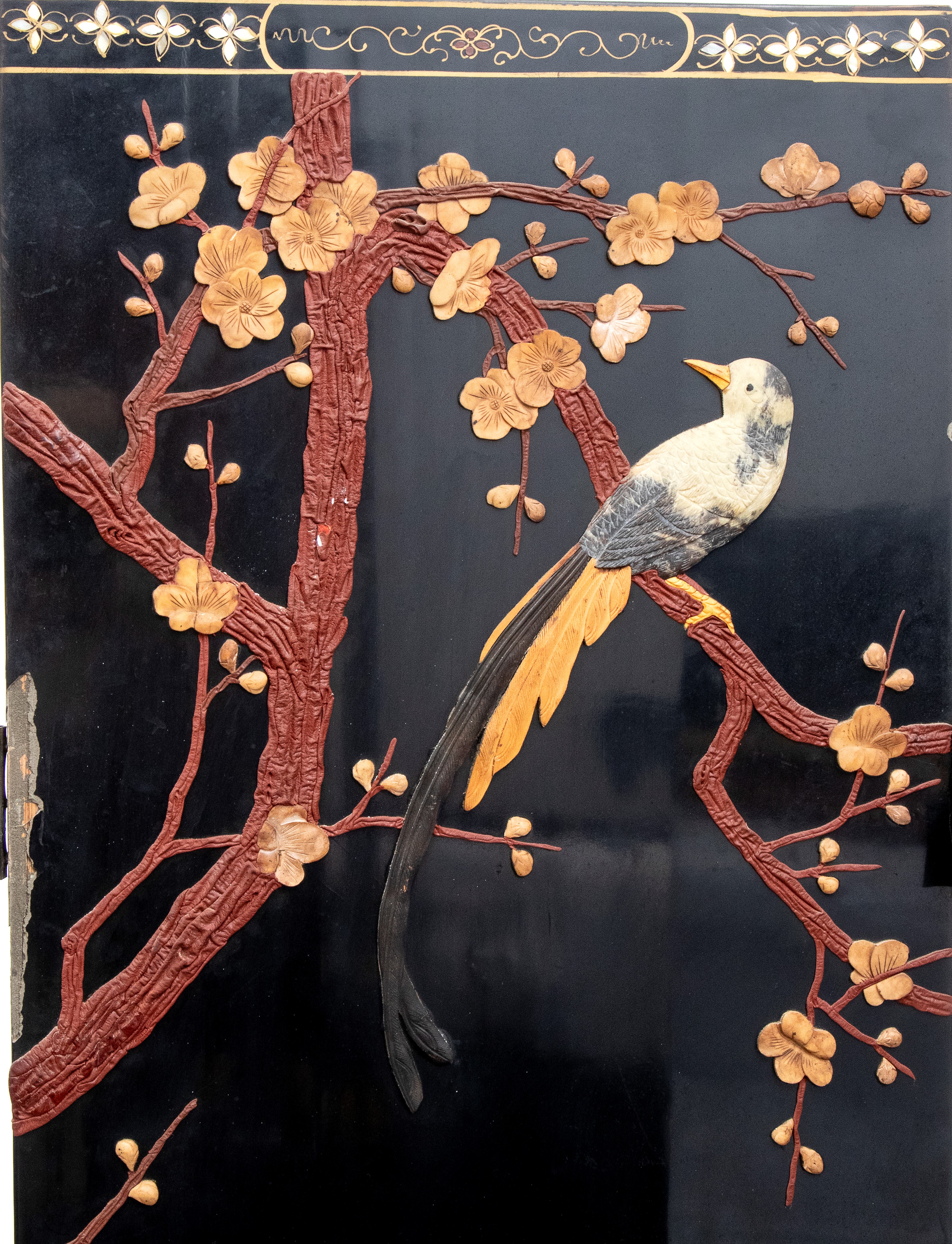 Paravento orientale, legno laccato nero con decorazioni in pietre dure e madreperla, XX secolo