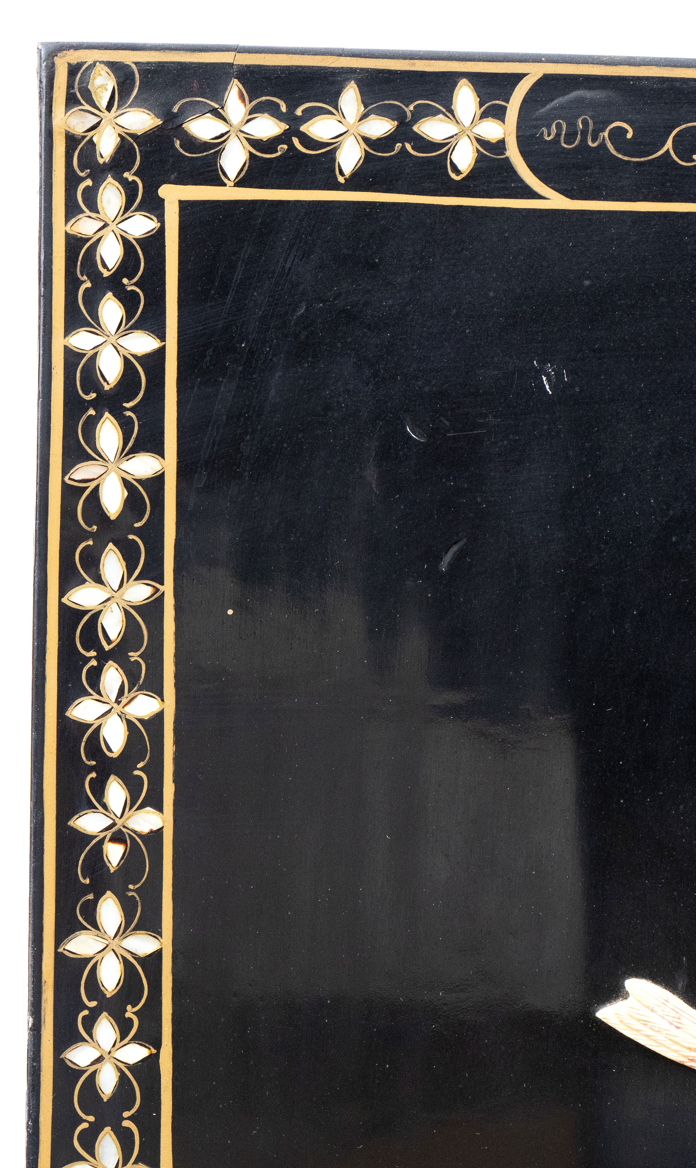 Paravento orientale, legno laccato nero con decorazioni in pietre dure e madreperla, XX secolo