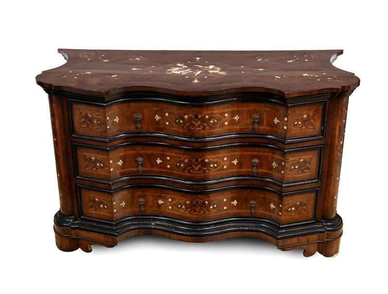 Comò mosso lastronato e intarsiato in osso