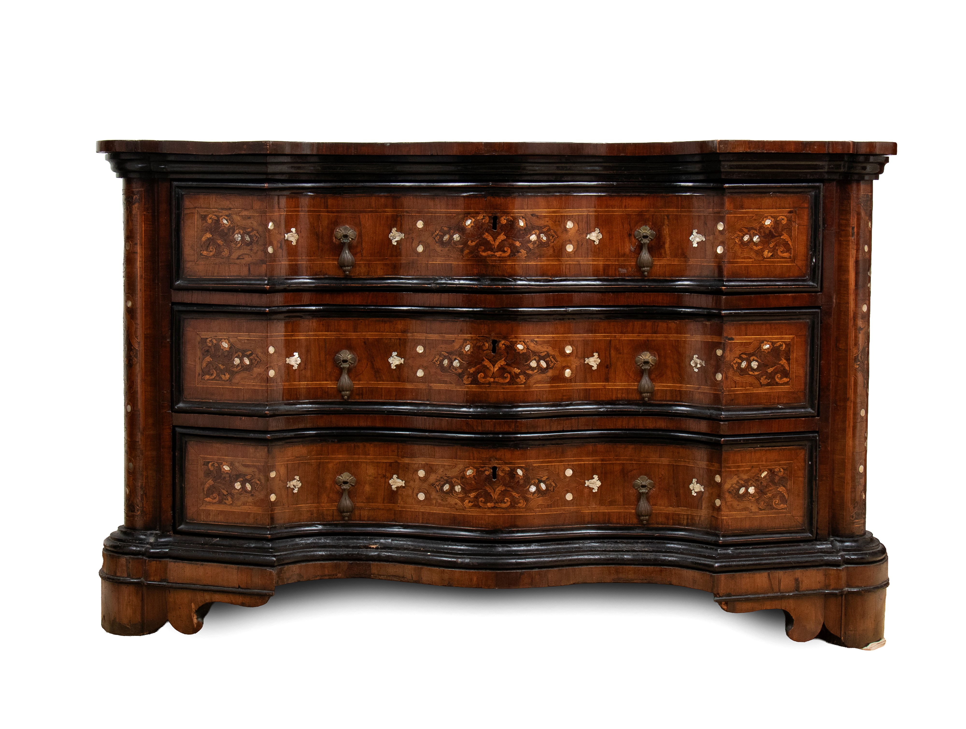 Comò mosso lastronato e intarsiato in osso