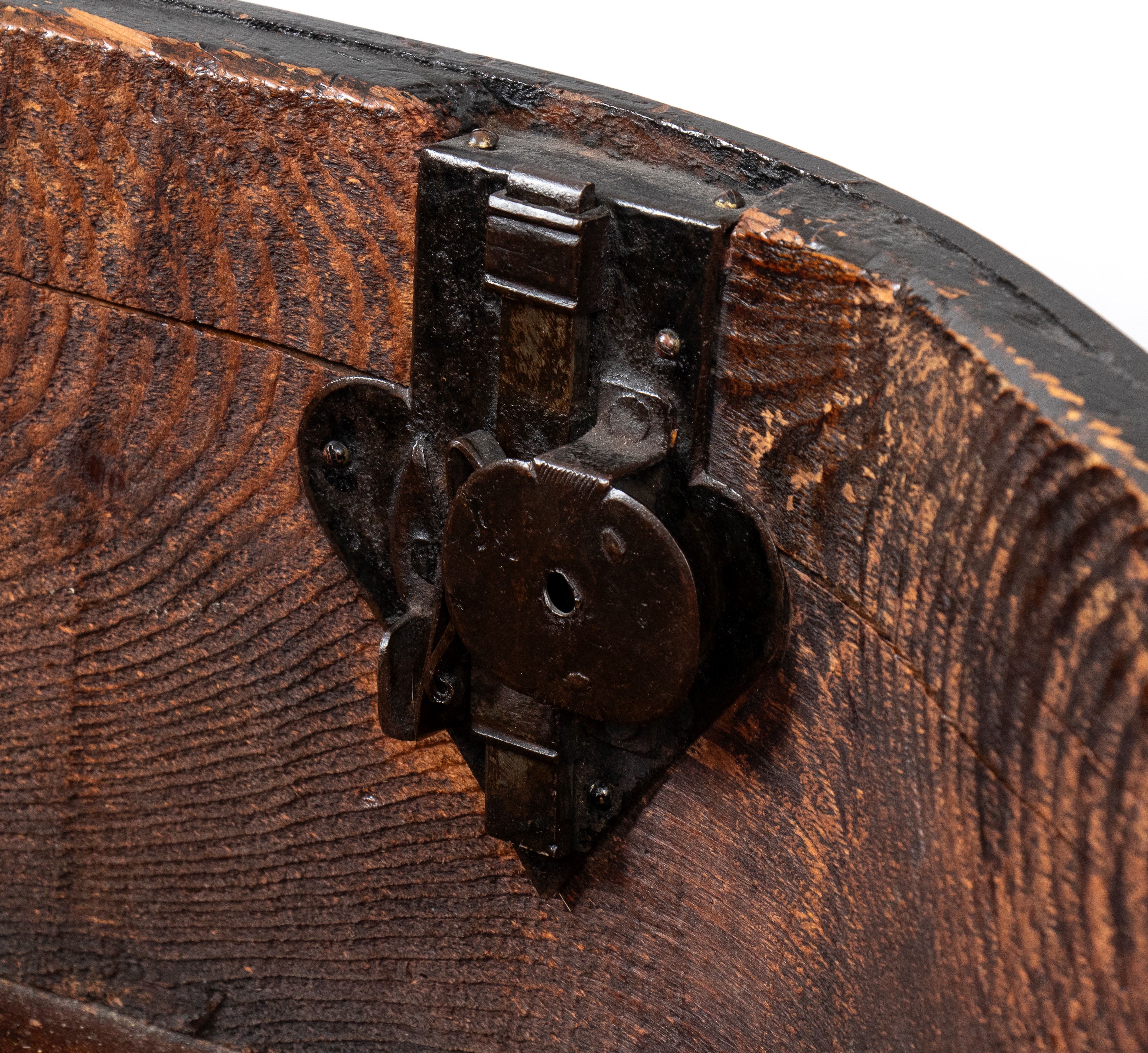 Comò mosso lastronato e intarsiato in osso