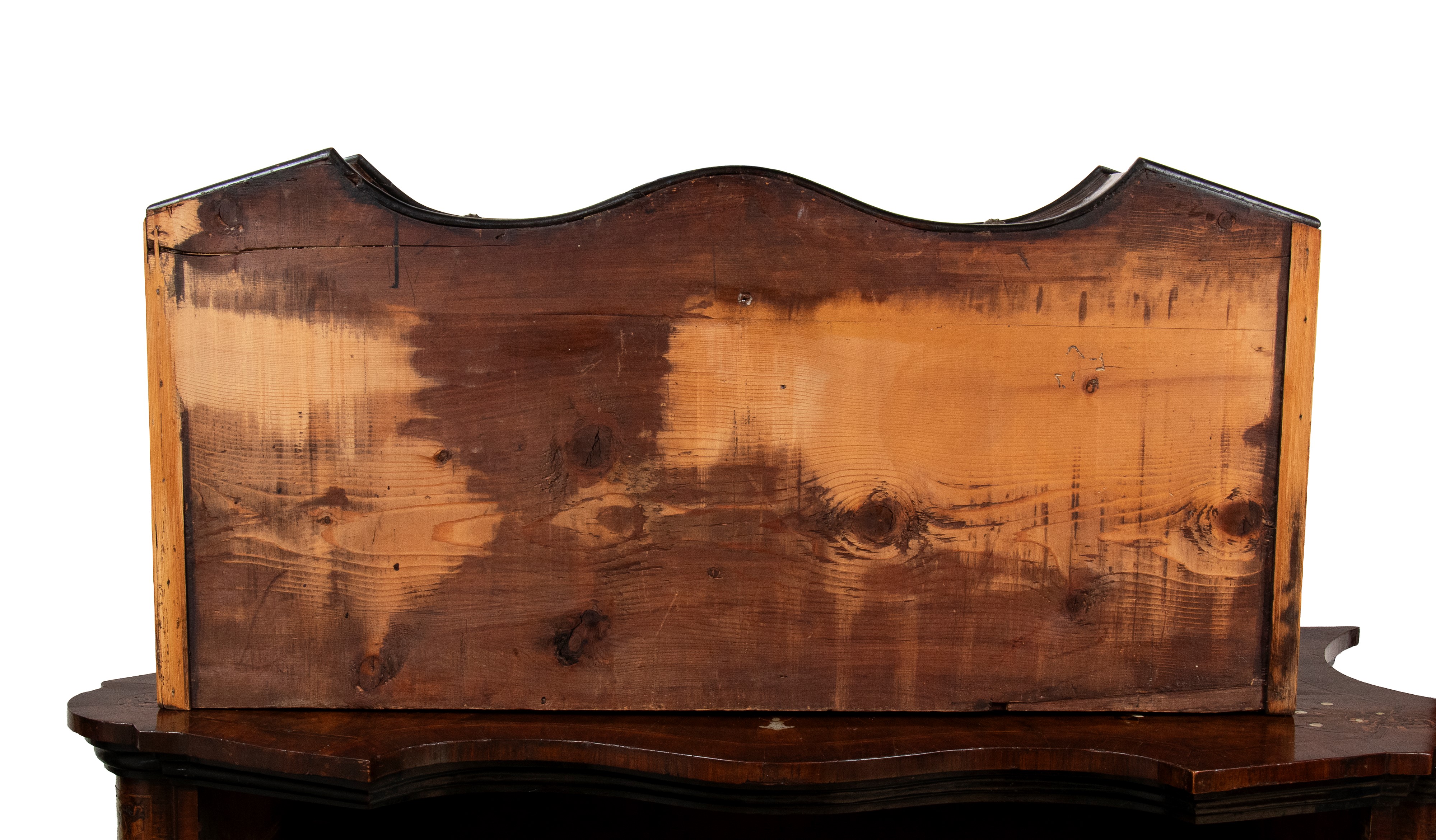 Comò mosso lastronato e intarsiato in osso