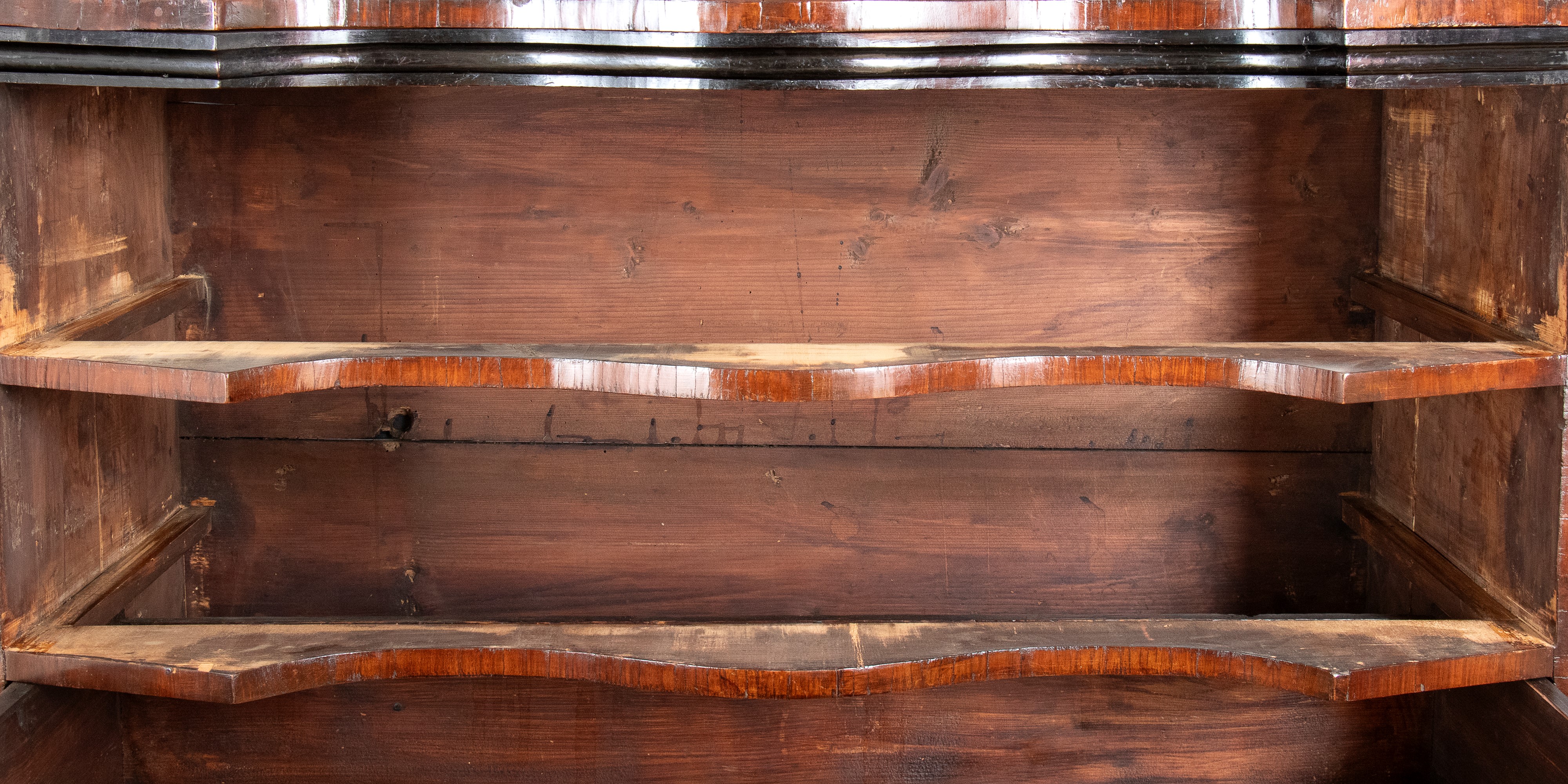 Comò mosso lastronato e intarsiato in osso