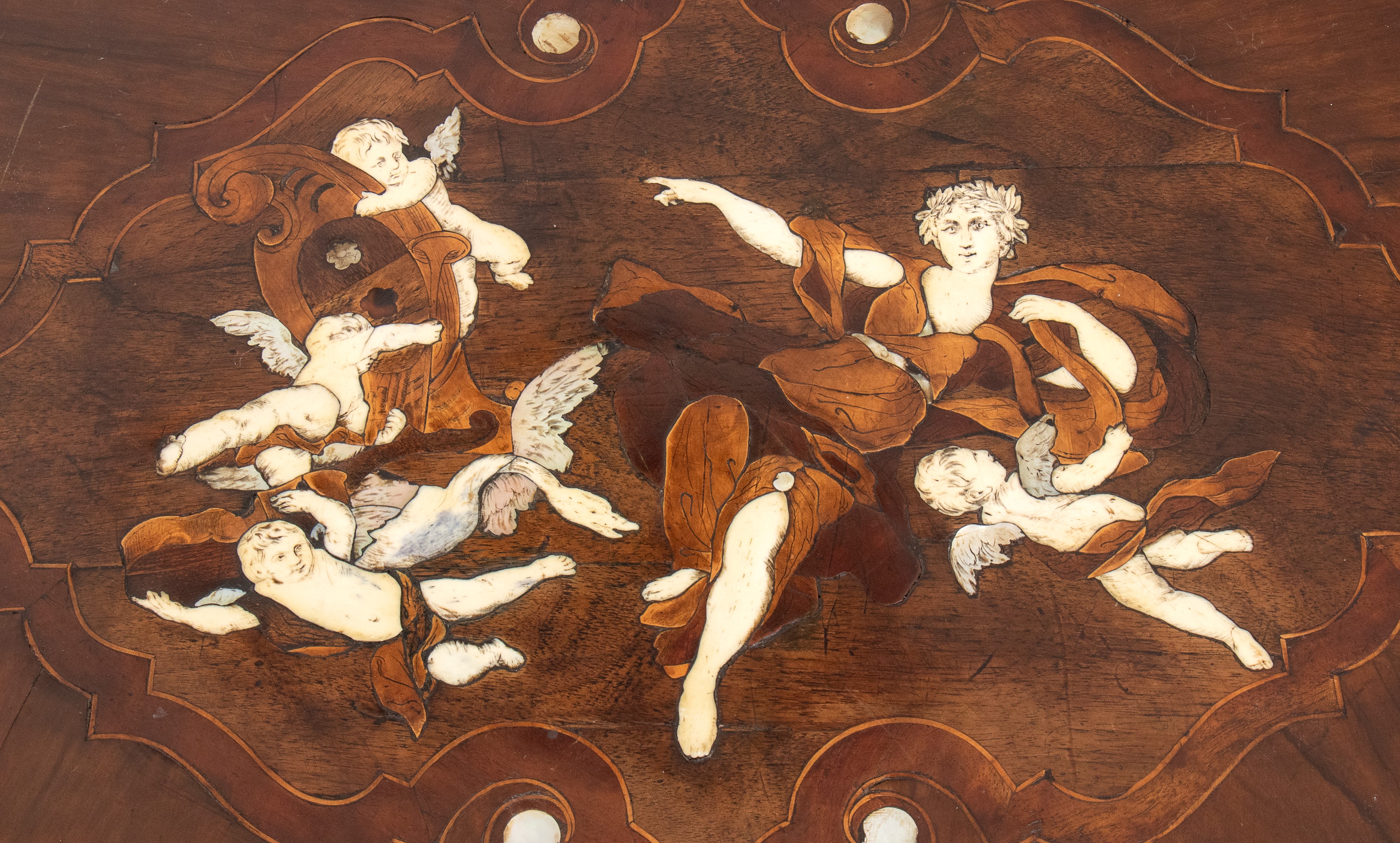 Comò mosso lastronato e intarsiato in osso