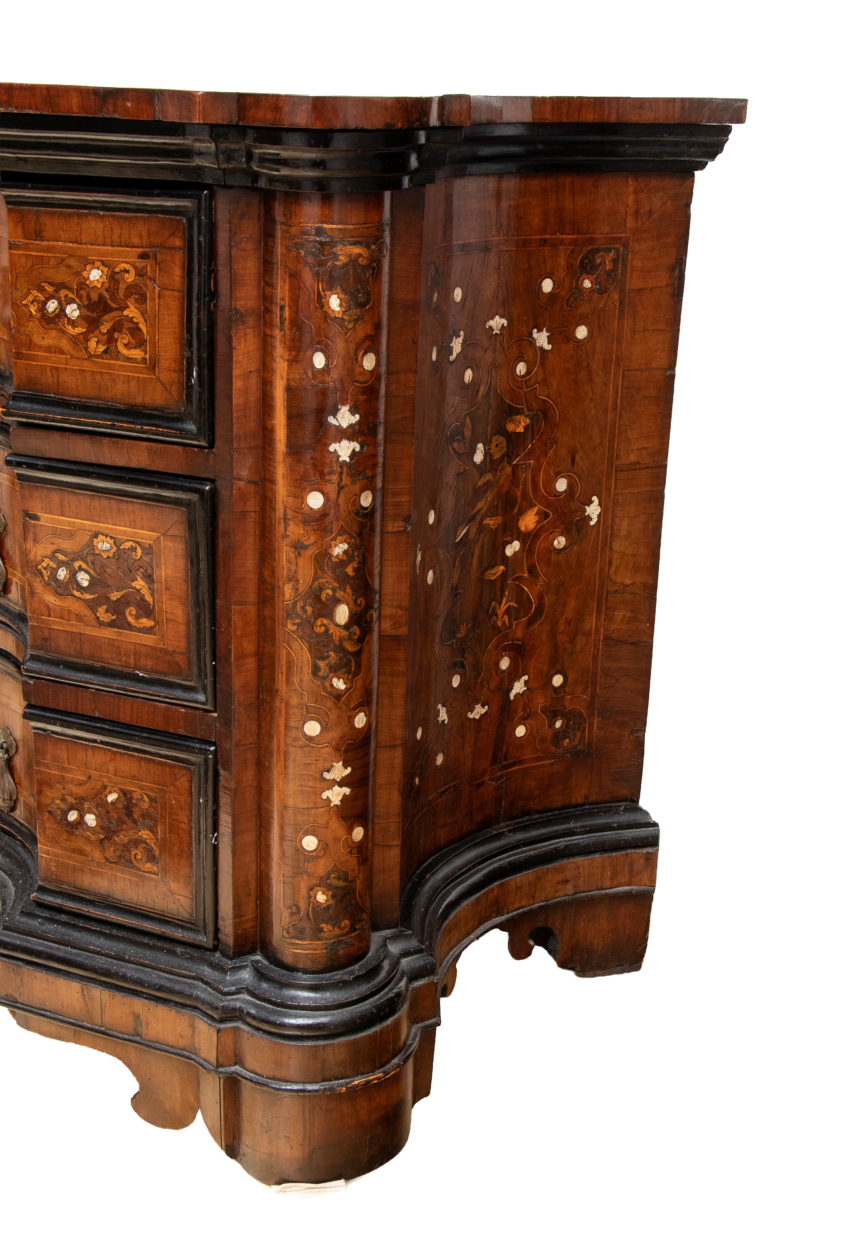 Comò mosso lastronato e intarsiato in osso