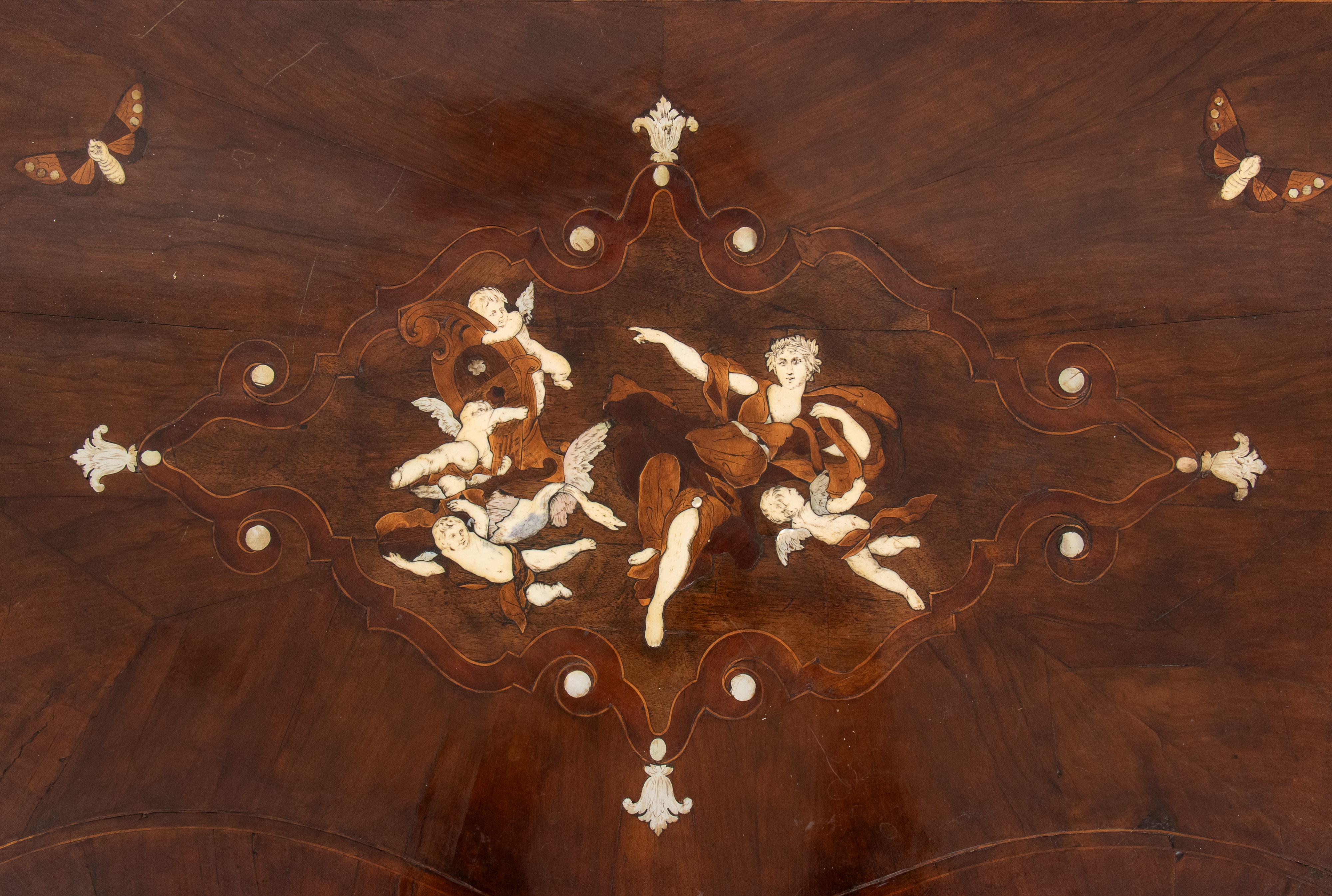 Comò mosso lastronato e intarsiato in osso