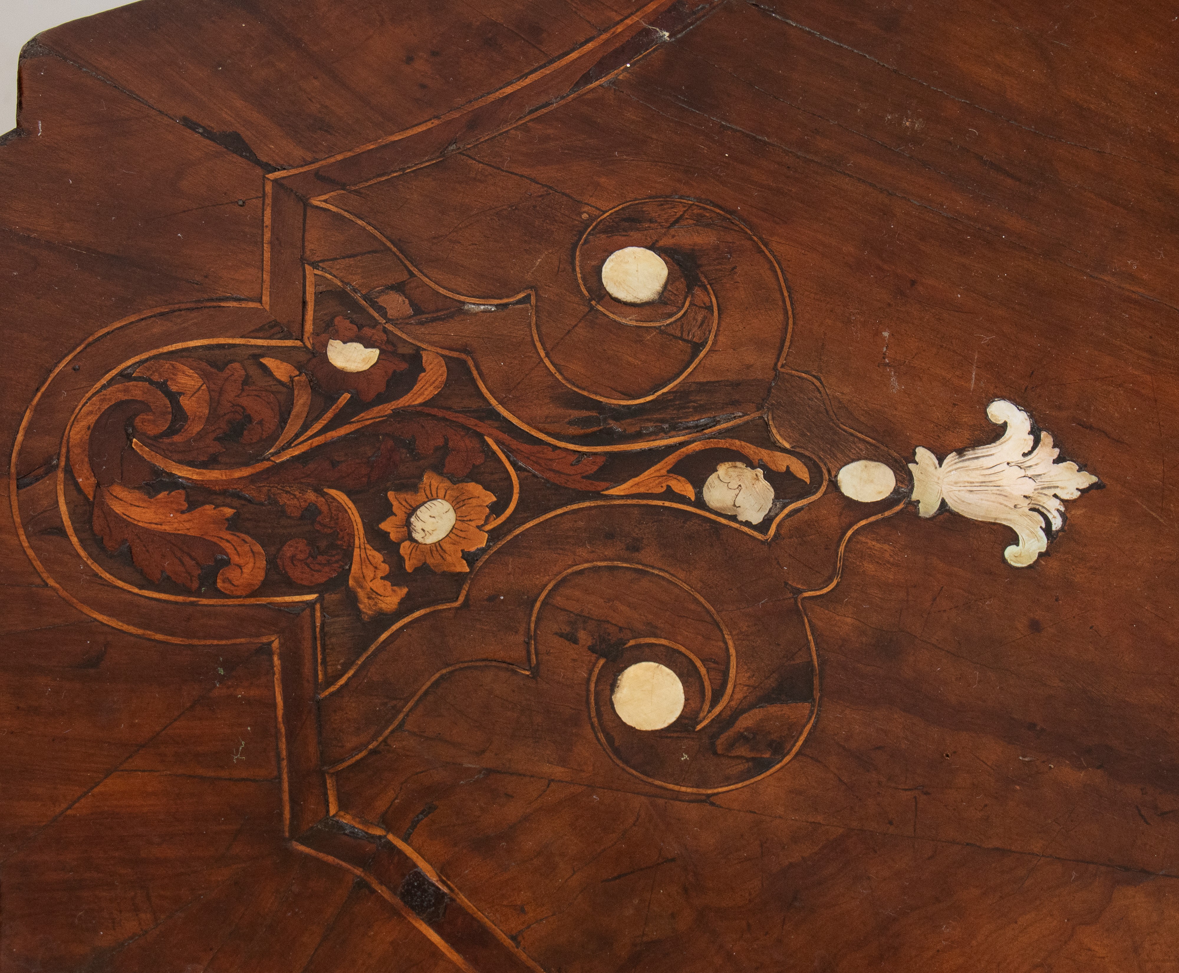 Comò mosso lastronato e intarsiato in osso