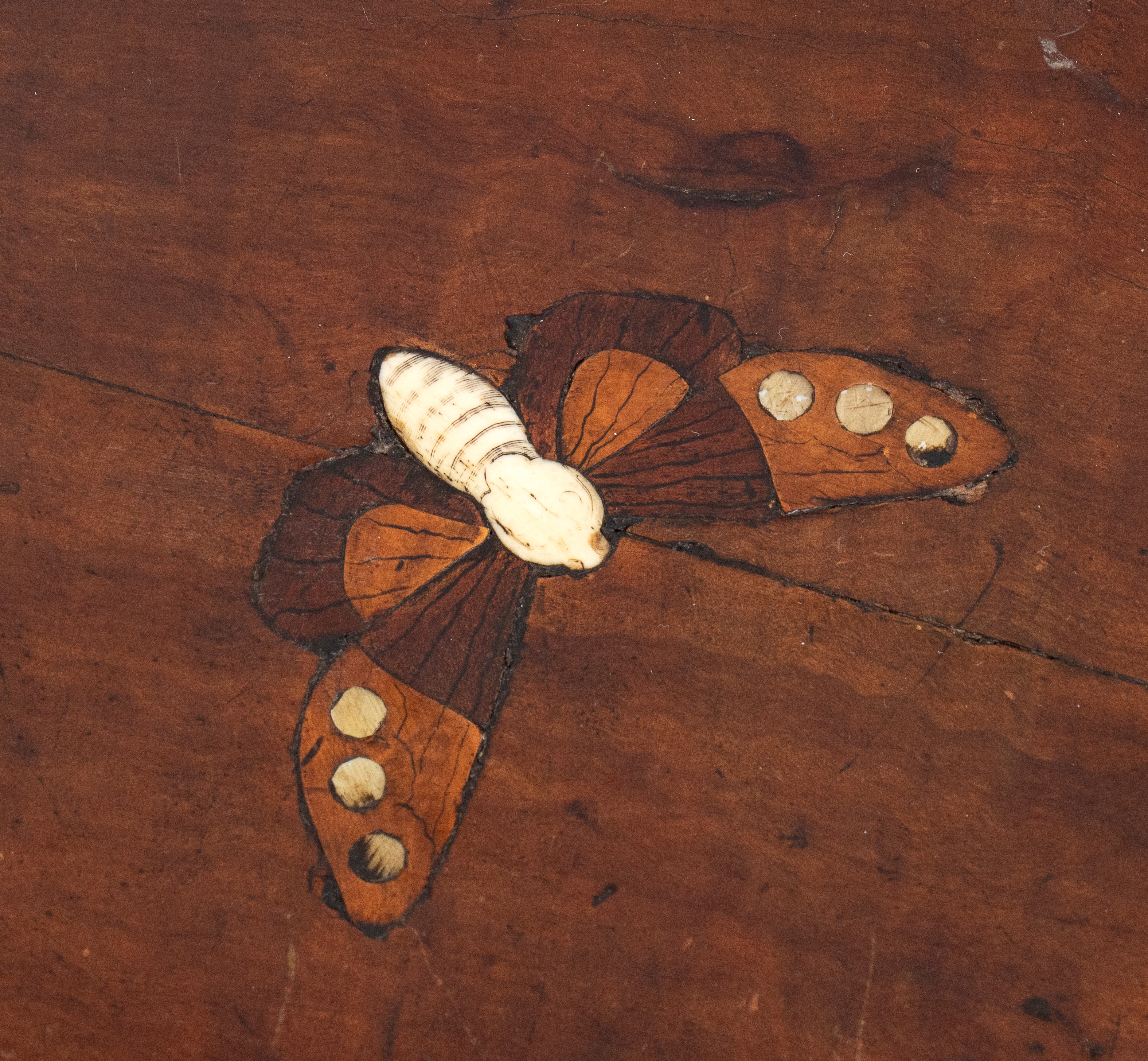 Comò mosso lastronato e intarsiato in osso