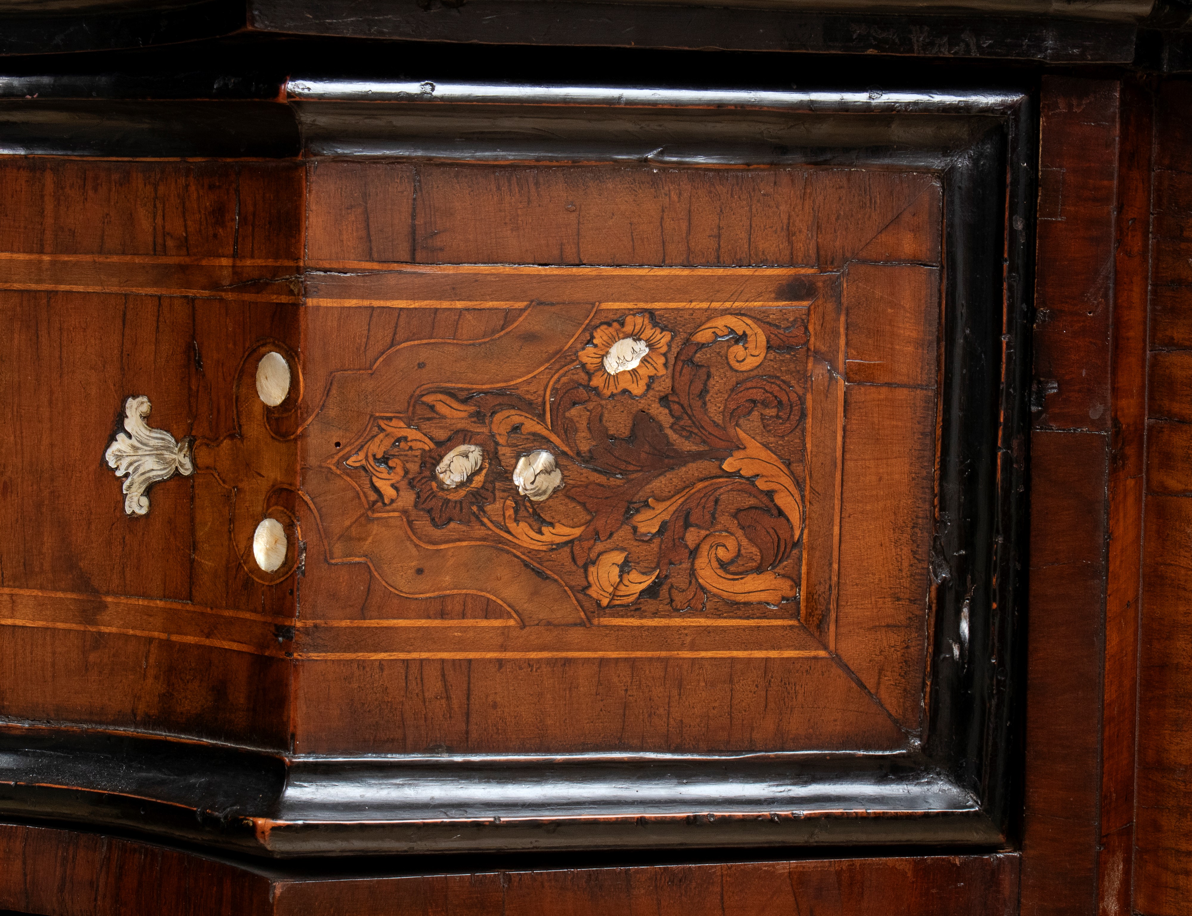 Comò mosso lastronato e intarsiato in osso