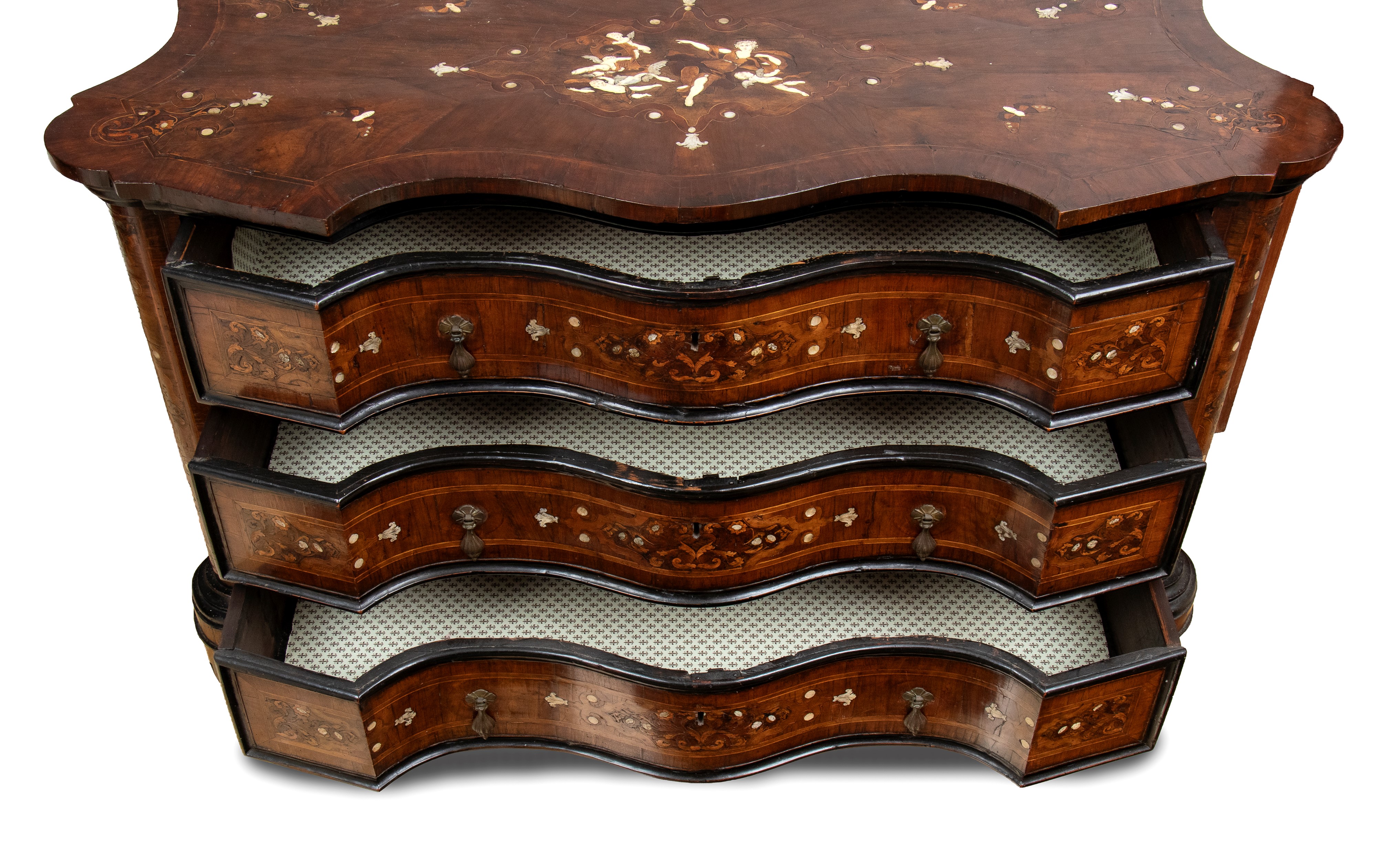 Comò mosso lastronato e intarsiato in osso