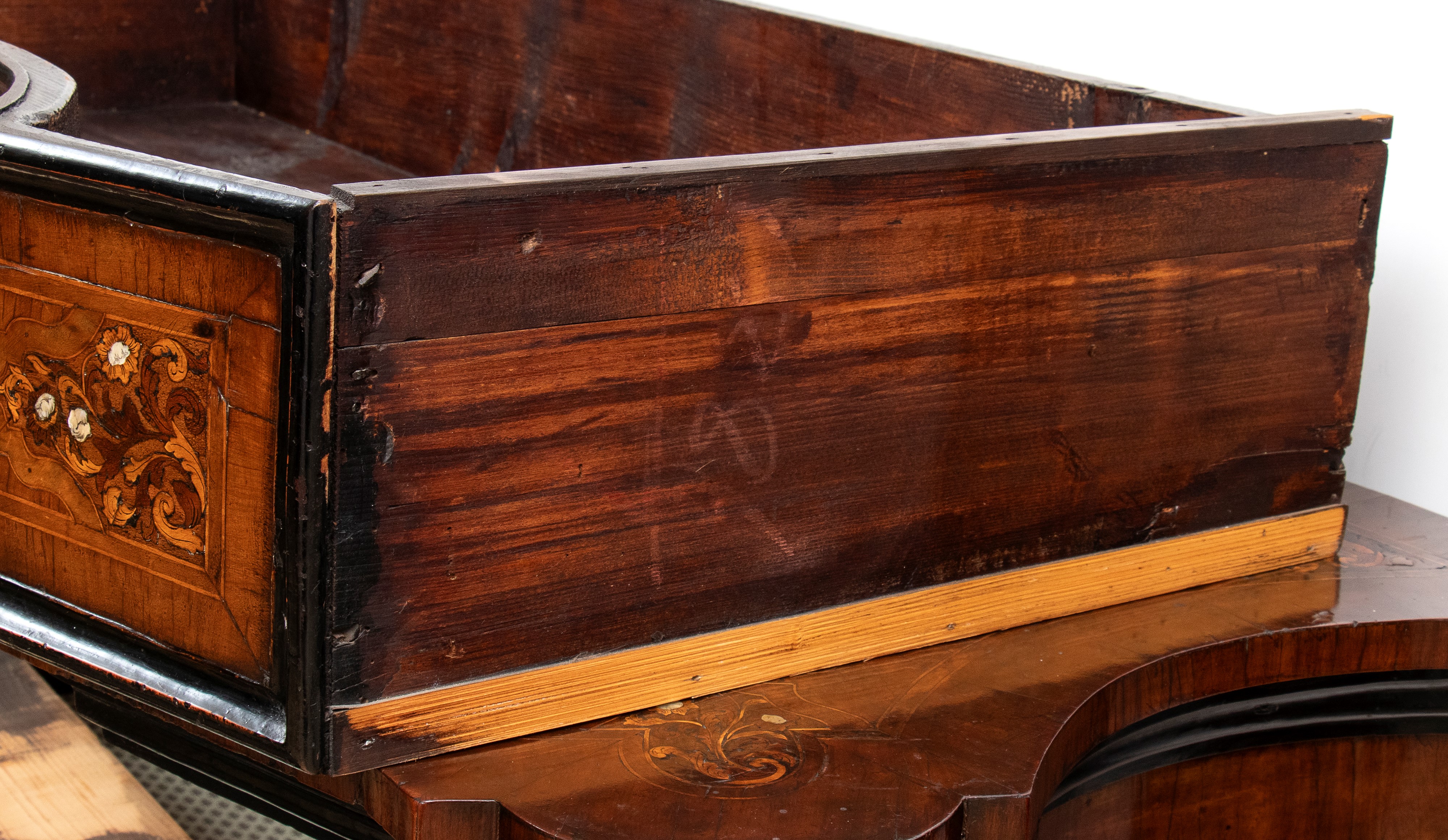 Comò mosso lastronato e intarsiato in osso