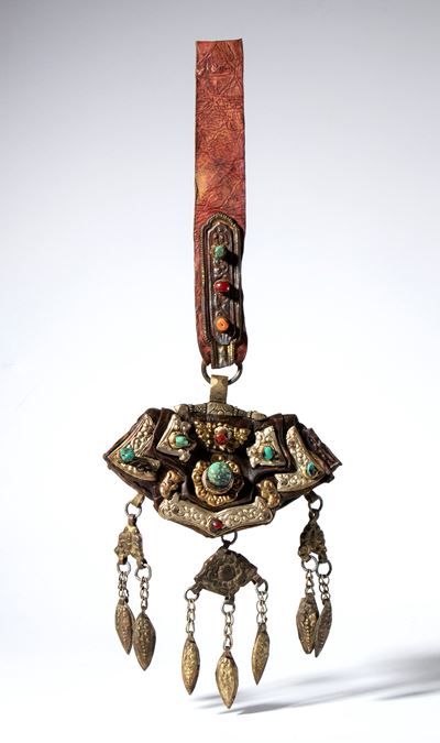 Borsello per acciarino, pelle decorata con placche metalliche sbalzate e coralli e turchesi, Tibe...