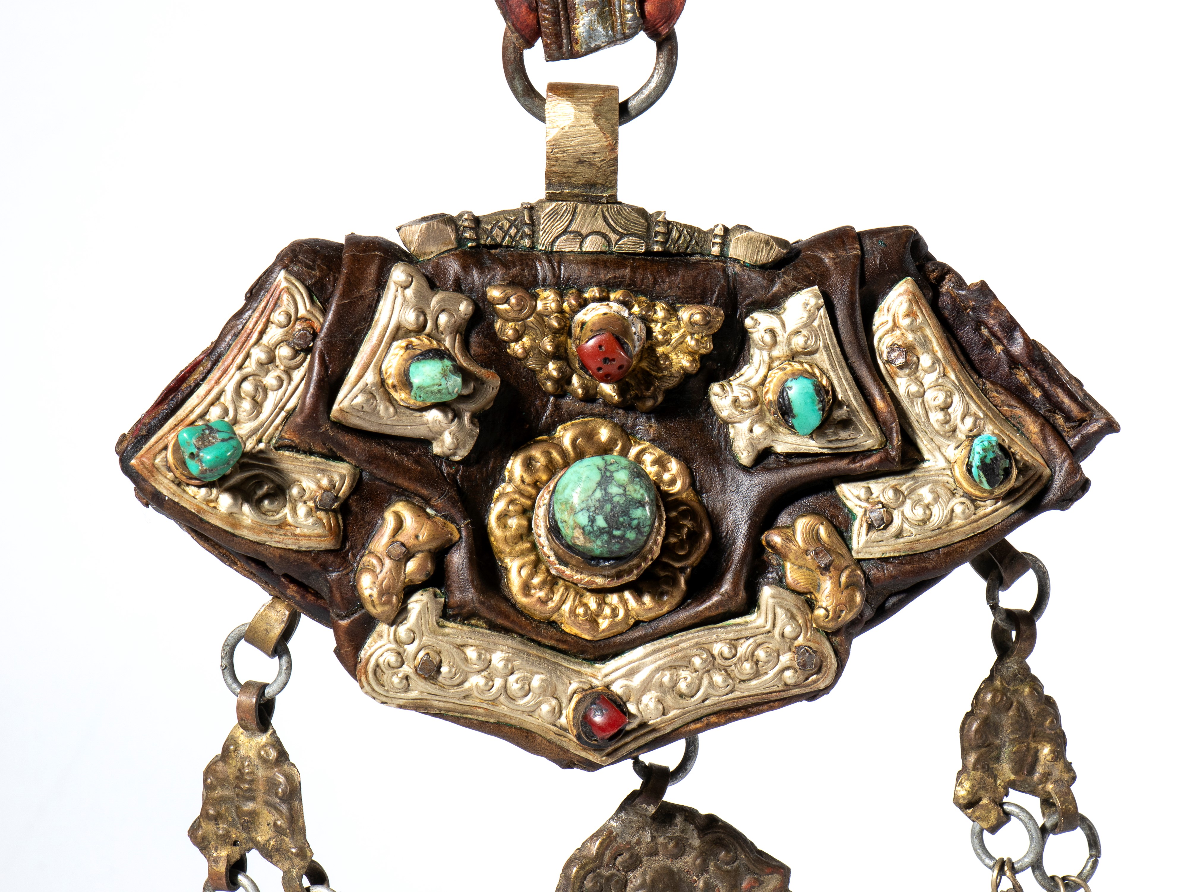 Borsello per acciarino, pelle decorata con placche metalliche sbalzate e coralli e turchesi, Tibe...